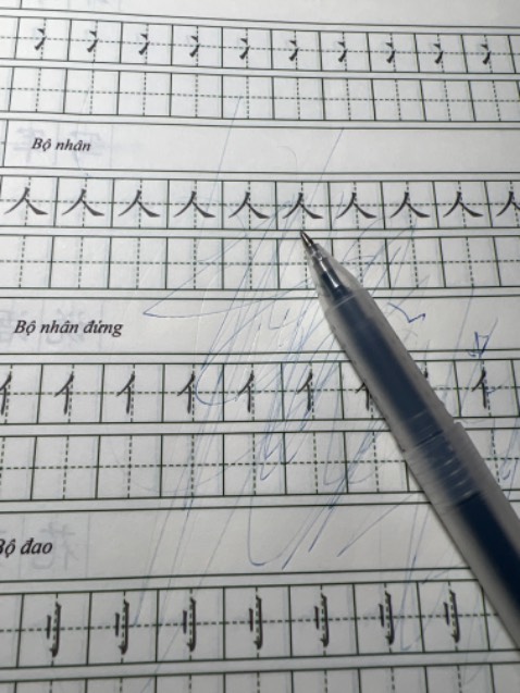 Đã nhận được hàng mua thêm bút viết nhưng ngòi không ra mực rất bực mình 
Viết thế này thì viết sao được
Quá vớ vẩn