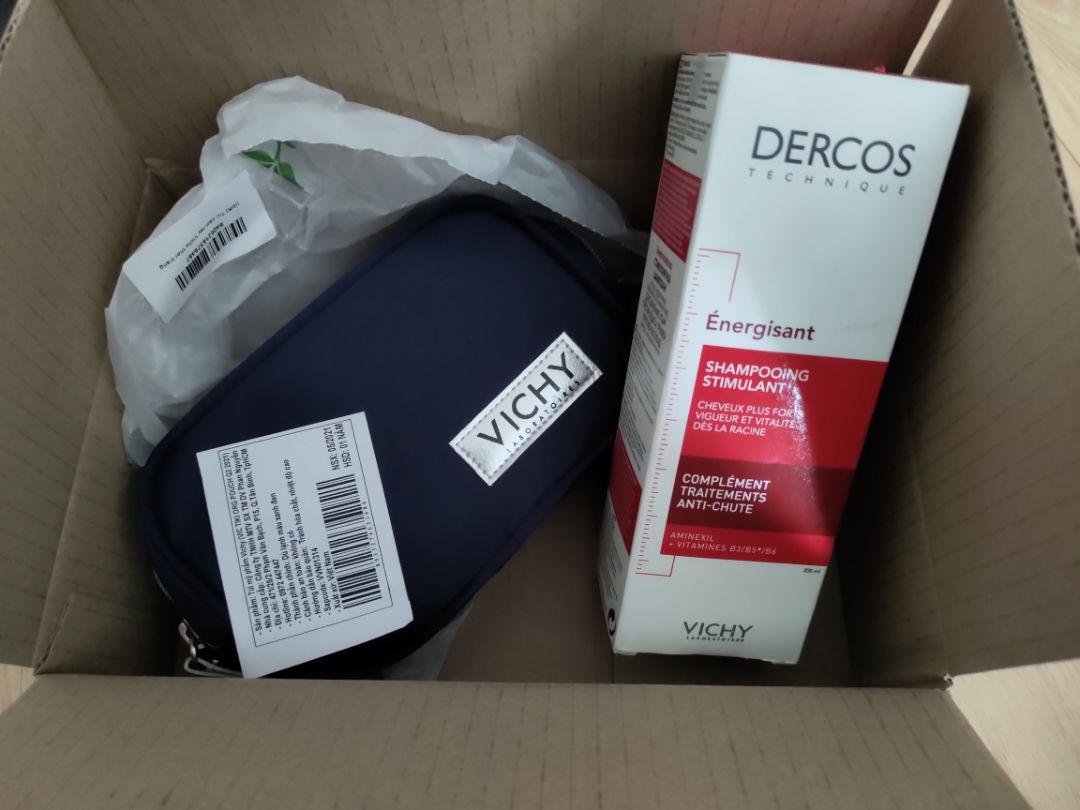 Đã dùng dầu gội Vichy rất nhìu lần, và thấy rất ưng. Do thấy có tặng ví nên đợt này mua onl thử.  Giao hàng nhanh hơn dự kiến nhìu ngày.