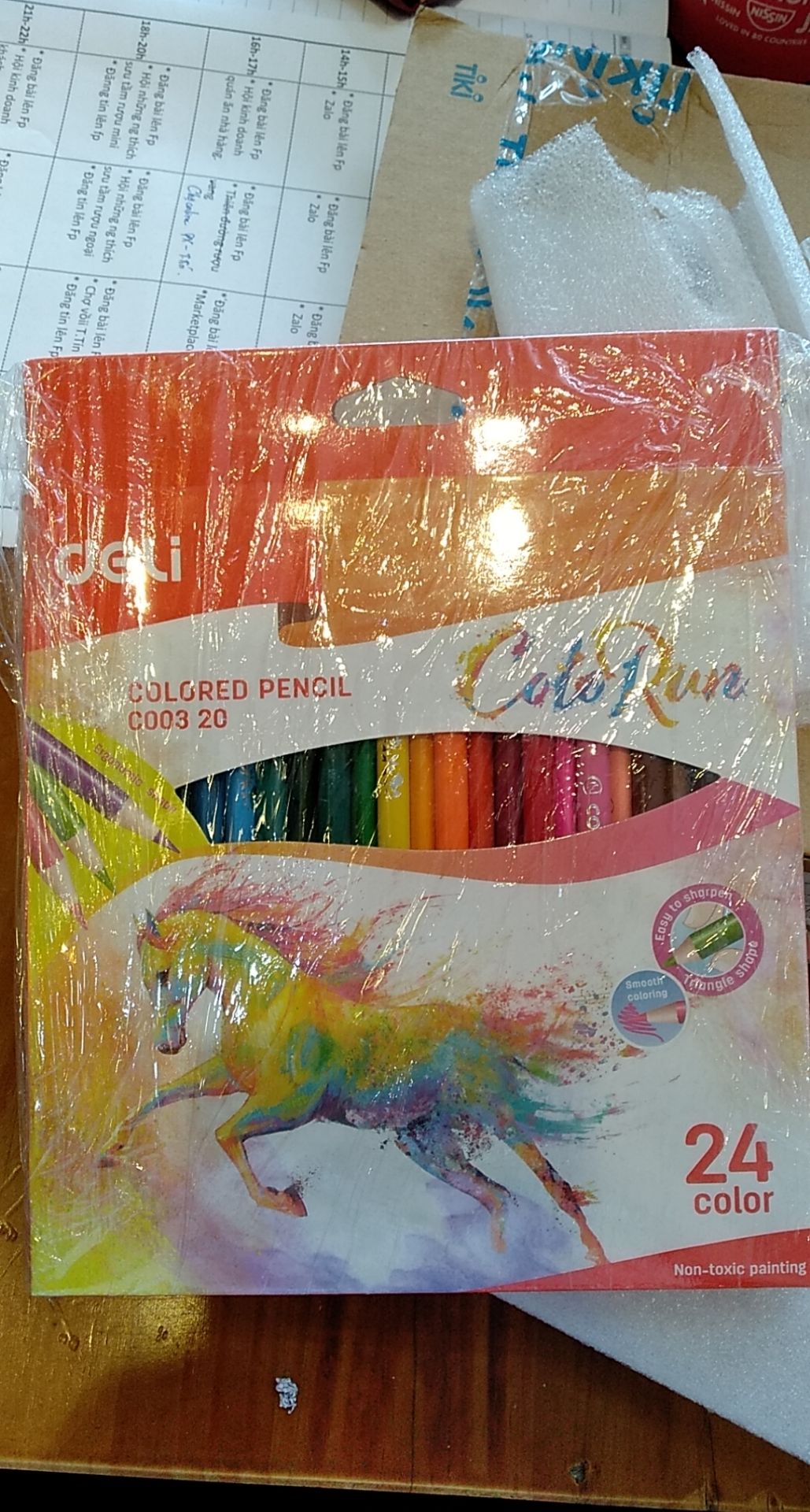 Bên ngoài bọc đươc. màu bên trong bị xô, gẫy đầu mất mấy cái. giao hàng nhanh. chì tô êm tay. màu sắc ổn