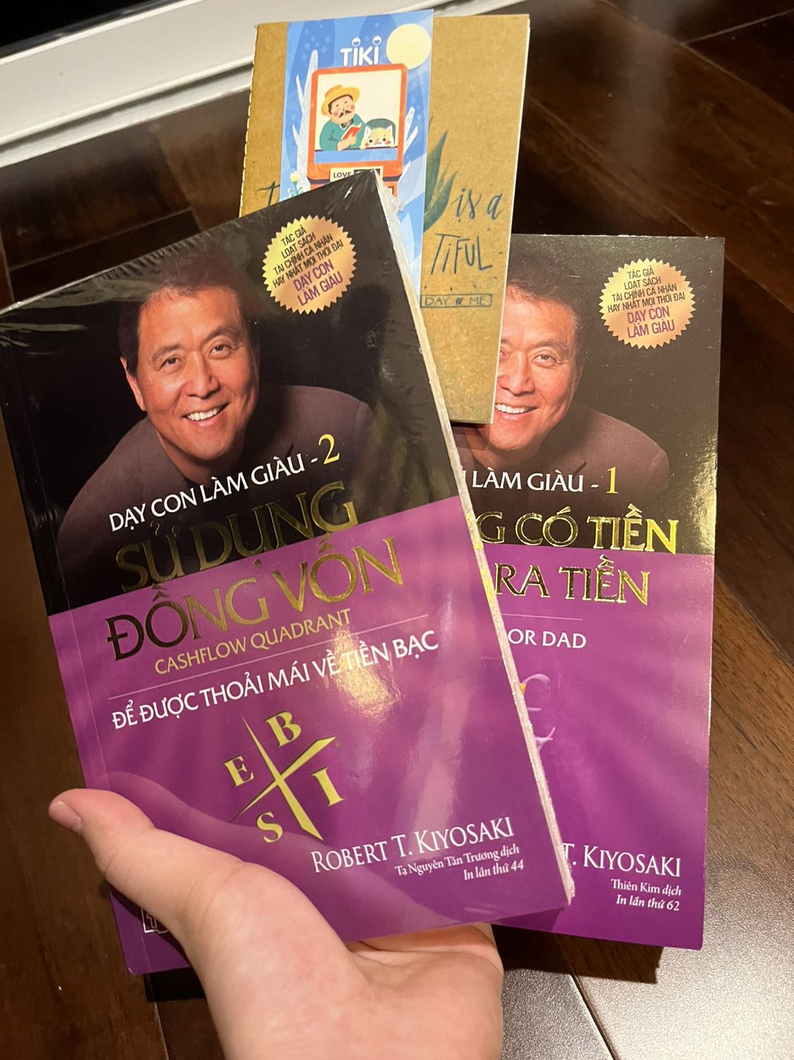 Rất hài lòng với phần đóng gói sách của shop! Mình mua 2 cuốn được đóng gói một lớp giấy bóng chung, mỗi cuốn lại được bọc thêm lớp giấy nữa bên mở sách mép phẳng lì cầm cực đã. Lại được tặng thêm 1 bookmark rất dễ thương nữa.