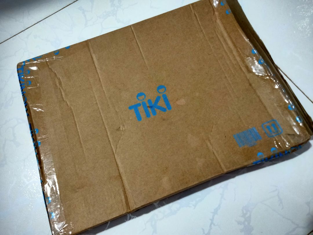 đóng gói cẩn thận, tuy mép sách hơi bị vảnh nhưng không sao.Sách mới, đẹp, nội dung thì quá tuyệt vời rồi. Giao hàng cực nhanh luôn, mình ở tỉnh lẻ mà mới đặt hồi tối là trưa mai đã giao đến rồi, rất hài lòng, mn nên mua nha