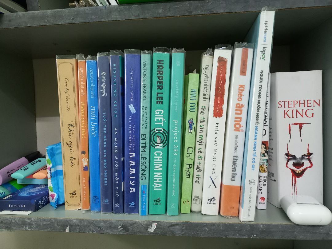 Giao trễ hơn so với dự kiến 1 ngày nhưng tiki đóng gói cẩn thận. Cơ mà do dùng từ cũ nên đôi lúc sẽ hơi khó hiểu một chút, nhưng đây đích thị là 1 quyển sách đáng mua. Nhất là với các bạn yêu văn học cổ điển, sau khi đọc xong cuốn sách, bạn sẽ phần nào bị ám ảnh bởi câu chuyện quá bi thương nhưng cũng phần nào vui vì cái chết của ông Heathcliff đã giải thoát cho những người ở lại.