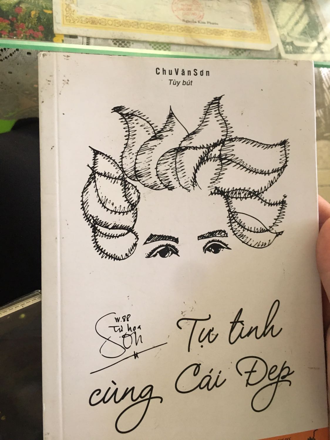 Mình đã một lần mua quyển của tác giả Chu Văn Sơn, không vấn đề gì, sách mới và đẹp. Lần này mua lại thì thật sự sốc vì quyển sách mình nhận được lem luốc vết bẩn, gáy sách lại gãy,bám bụi. Rất mong Tiki xem xét và giải quyết vấn đề này càng sớm càng tốt.