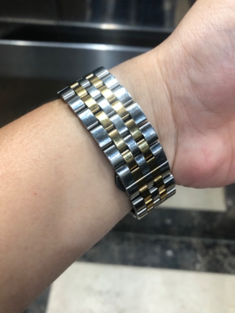 Chắc lượng tốt, kiểu dáng phù hợp với đồng hồ, bền hay ko phải chờ thời gian