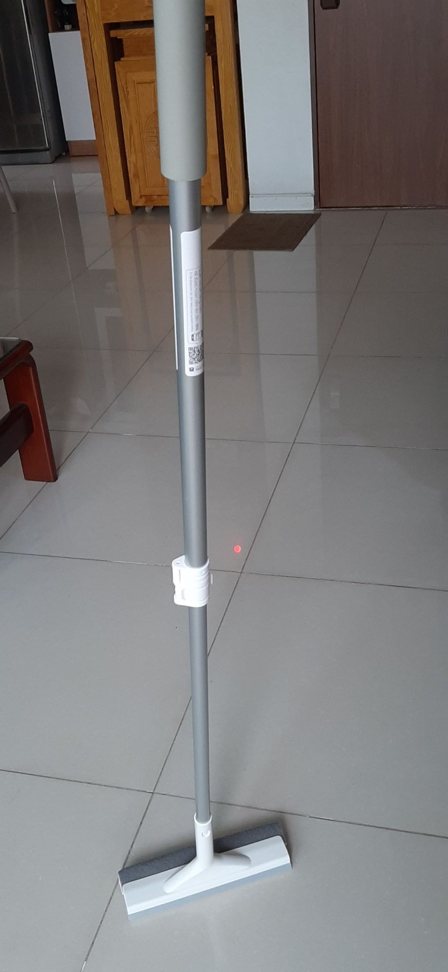 sản phẩm nhìn cứng cáp, cây dài ngắn linh động dễ cất giữ và lâu chùi những chỗ cao tầm với. Rất tin tưởng sản phẩm của Parroti, đã sử dụng nhiều loại sản phẩm.