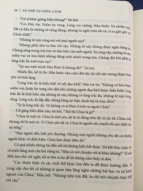 Mình hiếm khi review sách trên Tiki, nhưng thấy bộ này toàn review 5 sao nên muốn có thêm góc nhìn để mọi người cân nhắc mua và đọc sách. 

Tác giả tự nhận mình là người thực hành y học ngoại cảm, từ lúc 4 tuổi đã có giọng nói thì thầm bên tai - "Spirit", "Ta là bản chất của lòng trắc ẩn. Ta ngồi trên đầu ngón tay của Chúa" - giúp tác giả đọc/quét và chẩn đoán bệnh cho mọi người. Sách trích lời giới thiệu có cánh của nhiều người nổi tiếng, có cả bác sĩ này kia. New York Times Bestseller. 

Cơ thể con người và thế giới ngoài kia quá phức tạp nên trước giờ mình vẫn (khá) cởi mở trước những kiểu thông tin ảo diệu tâm linh. Tác giả có disclaimer trước là không chịu trách nhiệm, độc giả nên tham khảo chuyên gia y tế blah blah, nhưng giọng điệu trong sách thì cuồng ngôn và bán hàng. Một vài đoạn dài dòng kể lể văn chương màu mè, kiểu như bôi ra cho nhiều chữ. Sách sức khỏe mà nhiều lúc tưởng tự truyện tâm linh.

Đến đoạn có vài thông tin làm mình kiểu "what??" (Thủy ngân chịu 100% trách nhiệm đối với bệnh Alzheimer; các thực phẩm không nên ăn: ngô, đậu nành, trứng, sữa, phomai, bơ, kem, sữa chua, gluten...; mua nước đóng chai để tránh các chất gây ô nhiễm tại địa phương...) thì lúc này mới đi coi tác giả là ai (hơi muộn, đã lỡ ôm sale Tiki nguyên bộ 5 cuốn). 

Với 1 người tác giả bestseller và từng đưa ra liệu pháp cho nhiều người nổi tiếng như vậy mà lượng thông tin trên internet rất mờ nhạt. Mục Controversy and criticism trên Wikipedia có vẻ chỉ mới được thêm gần đây. "Cơ thể tự chữa lành" gì mà website của tác giả dẫn link Amazon của hơn 150 loại thực phẩm chức năng 🤔

Tác giả và/hoặc công ty sách từng quảng bá sách bằng cách trao thưởng hội chẩn qua điện thoại và vé VIP cho live event cho review sách trên Amazon 🙄

1 bài điều tra của Inverse: https://www.inverse.com/article/40096-medical-medium-anthony-william

Nói chung trong sách có thông tin hữu ích, tác giả nổi tiếng với vụ nước ép cần tây. NHƯNG một tác giả sách mờ ám và kiểu "salesman" như vầy mình không tôn trọng, không muốn phí thời gian, để rồi cái gì đọc cũng phải hoài nghi rồi double check. Với bạn bè và người thân của mình, mình sẽ khuyên tránh xa bộ này, hoặc phải rất cẩn thận trong chuyện tiếp nhận thông tin. 

Huy Hoàng Book nói đây hiện là bộ họ phải trả tác quyền cao nhất. Mình cũng thông cảm là làm sách thì cũng phải kinh doanh, nhưng một bộ gây tranh cãi như này mà được mang về dịch, đầu tư về hình thức, quảng bá (dẫn đến giá cao, cuốn tập 1 này là 160K) thì thực sự sau này mình phải cân nhắc hơn trước khi mua sách của Huy Hoàng rồi.