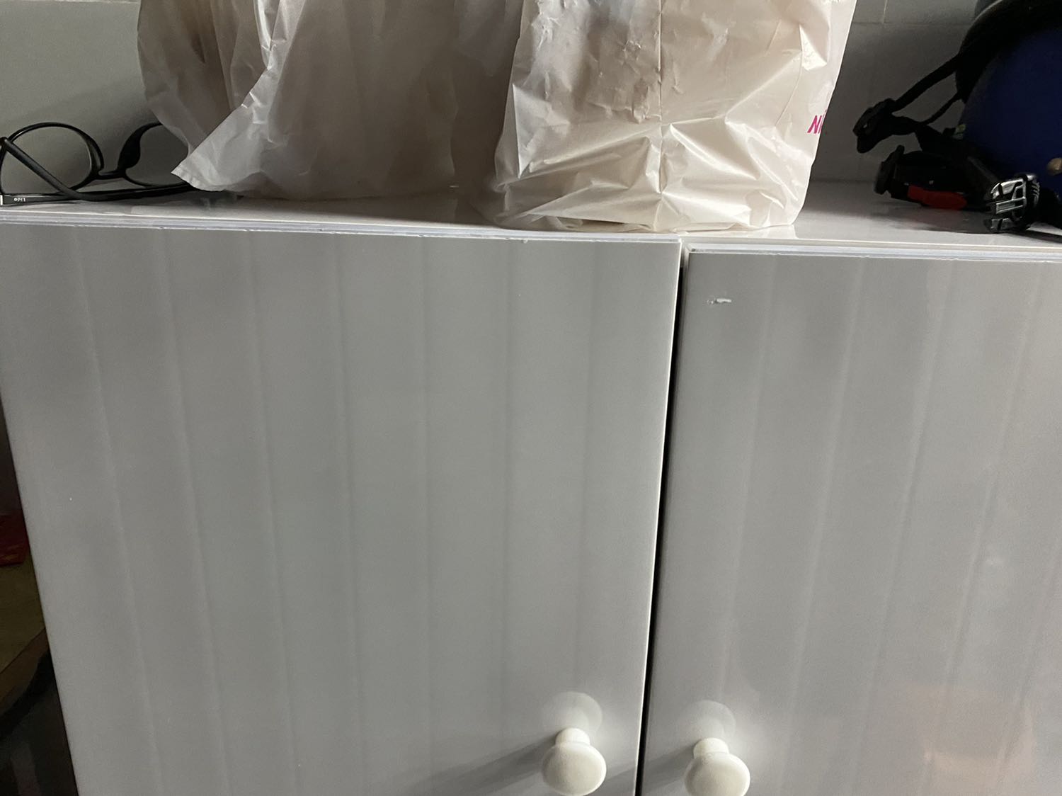 Sản phẩm quá tệ.
Giao hàng lâu vì nhầm số mà chat thì shop trả lời cực lâu và cực kỳ hời hợt
Tủ nhận thì cánh cao cánh thấp, 1 cánh bị nứt ngoài , 1 tấm bên trong thì rách mép. Quá thất vọng