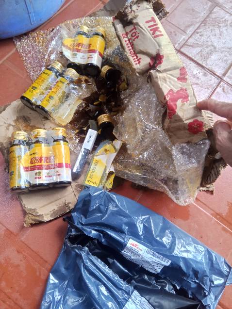 Hàng giao bể nát hết 2 chai nhé, làm ướt hết cả bao bì, hộp cây son quà tặng cũng rách rơi ra luôn. Bên ngoài hộp có bao nylon của đơn vị J&T nhưng bên trong ướt rách hết. Có 2 chai nên tôi cũng k cần đổi hàng nhưng tiki nên làm việc để các bộ phận làm việc kỹ lưỡng lên nhé