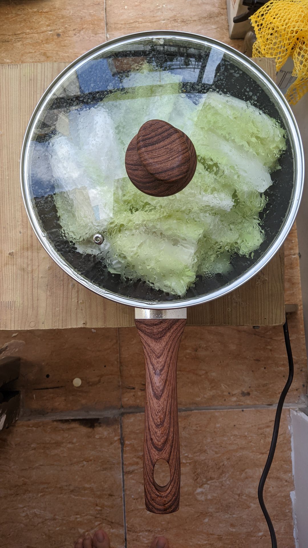 nghe bạn của mình từng xài chảo này rồi khen là chảo tốt nên mình cũng mua theo. chảo mà có vung kính thì tiện rồi.nhưng không biết có phải do mua hàng giảm giá nên bên nhà sản xuất bán cho mình sản phẩm lỗi không (bên trong thành chảo hơi xướt một xíu) nhưng cũng không sao. xài ổn áp nha ;) để xài được lâu thì các bạn chú ý xài đồ gỗ và chùi rửa nhẹ nhàng trên mặt chống dính.