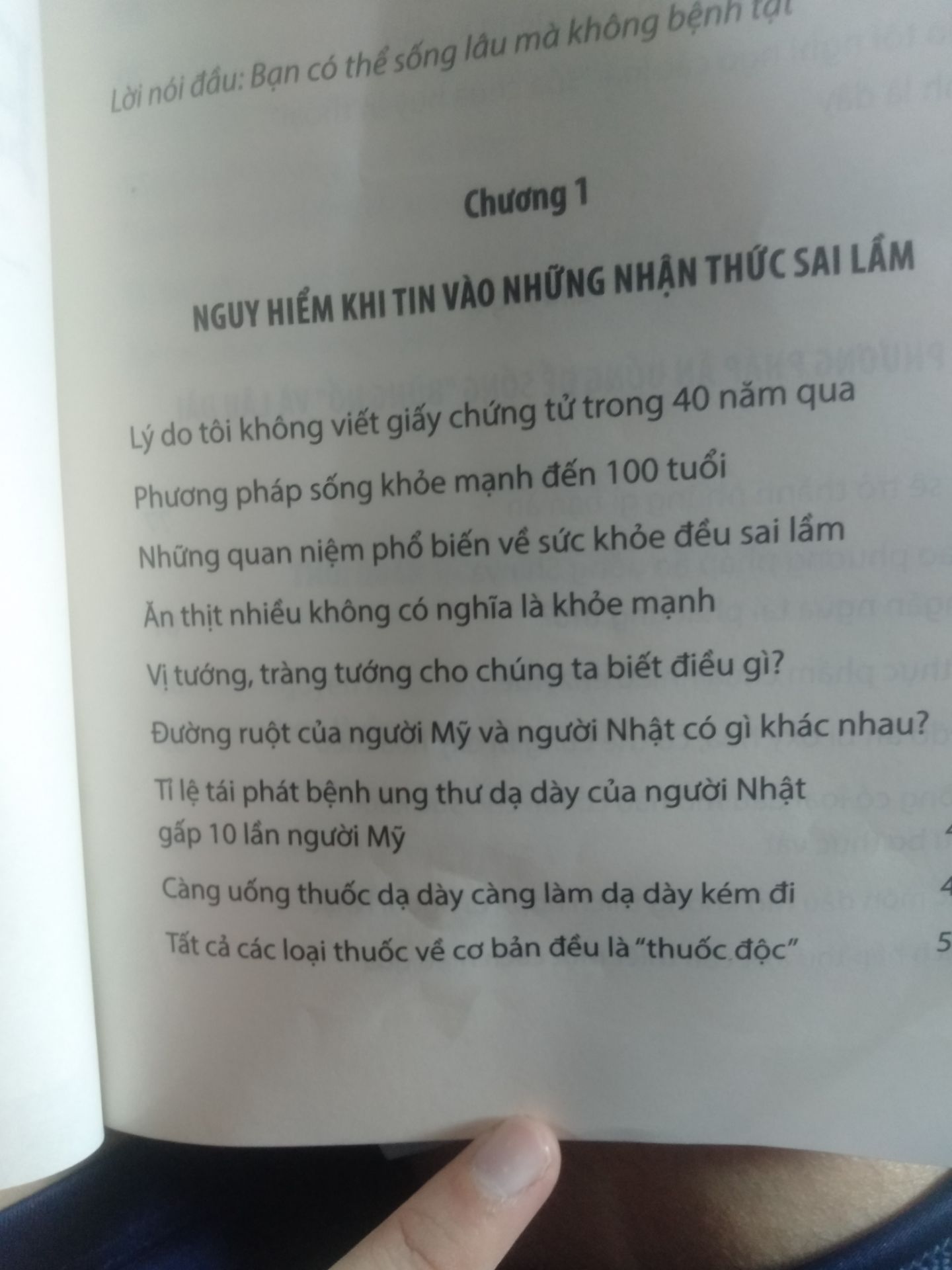sách vô cùng hay và bổ ích.Nó thay đổi hoàn toàn suy nghĩ của mình về thực phẩm trên thị trường. Sữa bò, sữa chua, dầu oliu thậm chí là bơ thực vật những sản phẩm rất đắt đỏ và được quảng bá là chứa nhiều chất dinh dưỡng tốt cho sức khỏe nhưng thật ra chúng đều là những sản phẩm có nguy hại lớn đến sức khỏe. Và cách chúng ta chăm sóc tốt cho sức khỏe của mình qua nguồn thức ăn hằng ngày. Nhờ có cuổn sách này mà mình có thể có một cuộc sống lành mạnh, dạ dày tốt hơn và vui vẻ hơn trước. Mình khuyên các bạn rất nên mua và tìm đọc cuổn sách này.
