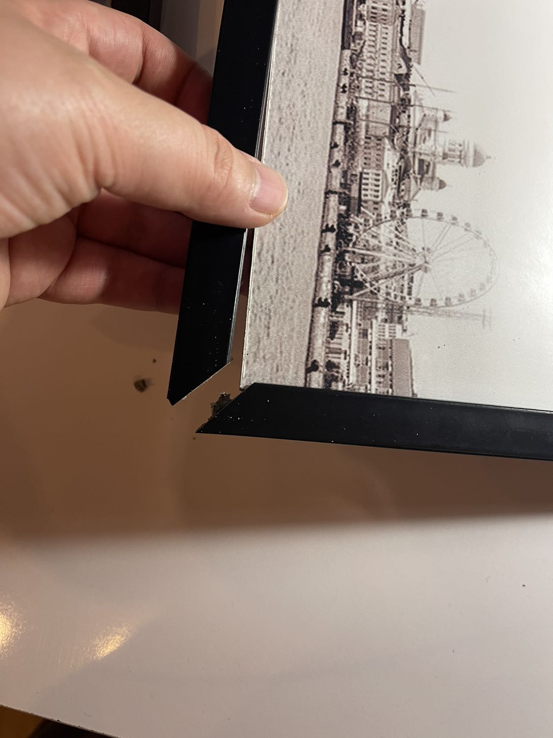 Chất lượng sản phẩm kém ( kính vỡ, góc tranh cũng thế )