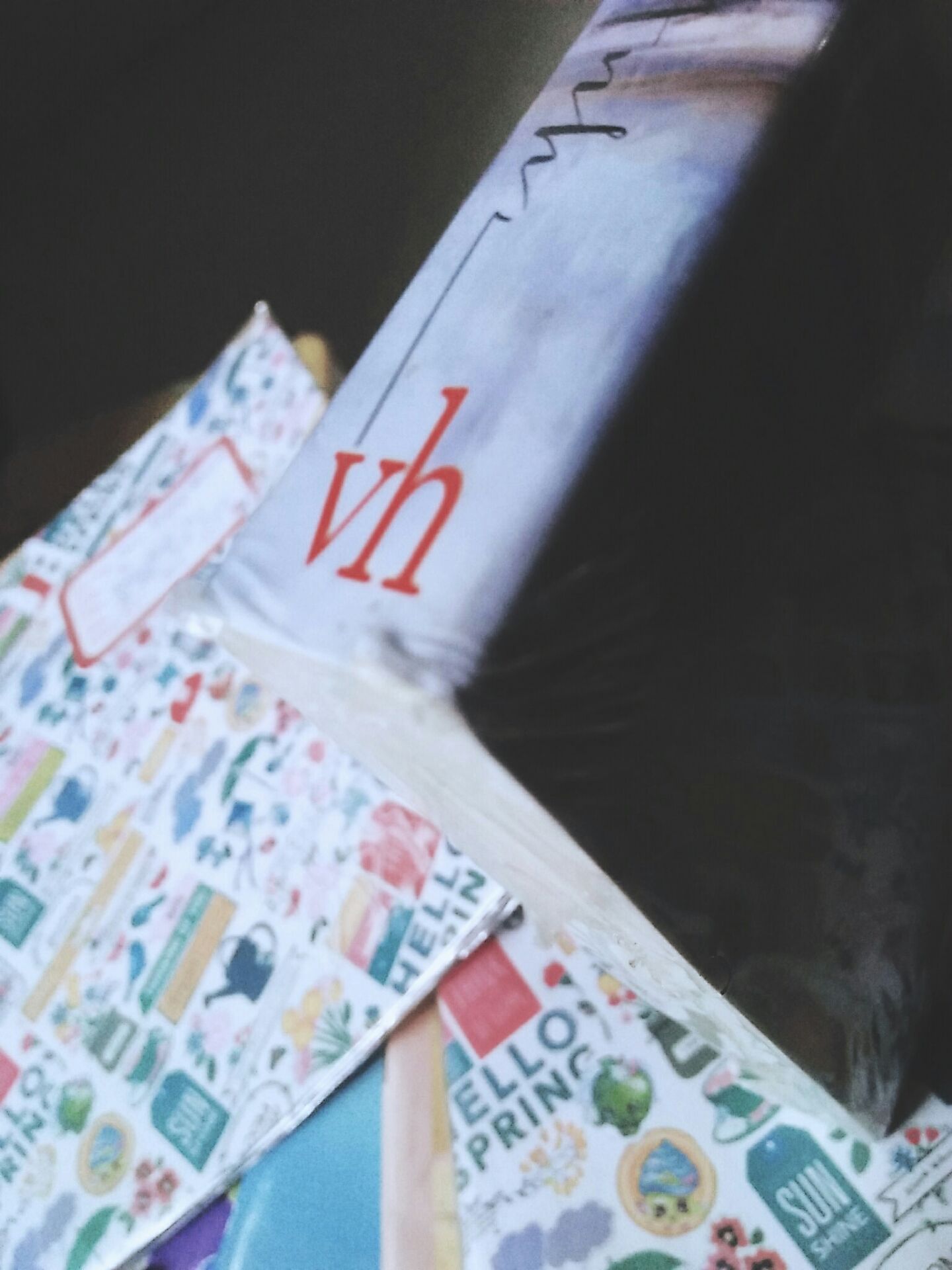 Sách có bìa nhìn ấn tượng đẹp hơn so với ảnh nha nội dung mình chưa đọc nêm chưa nhận xét nội dung được. Nhưng hơi buồn do goc sách nó nép bị nhăn :< còn về shipper không hài lòng lắm =)