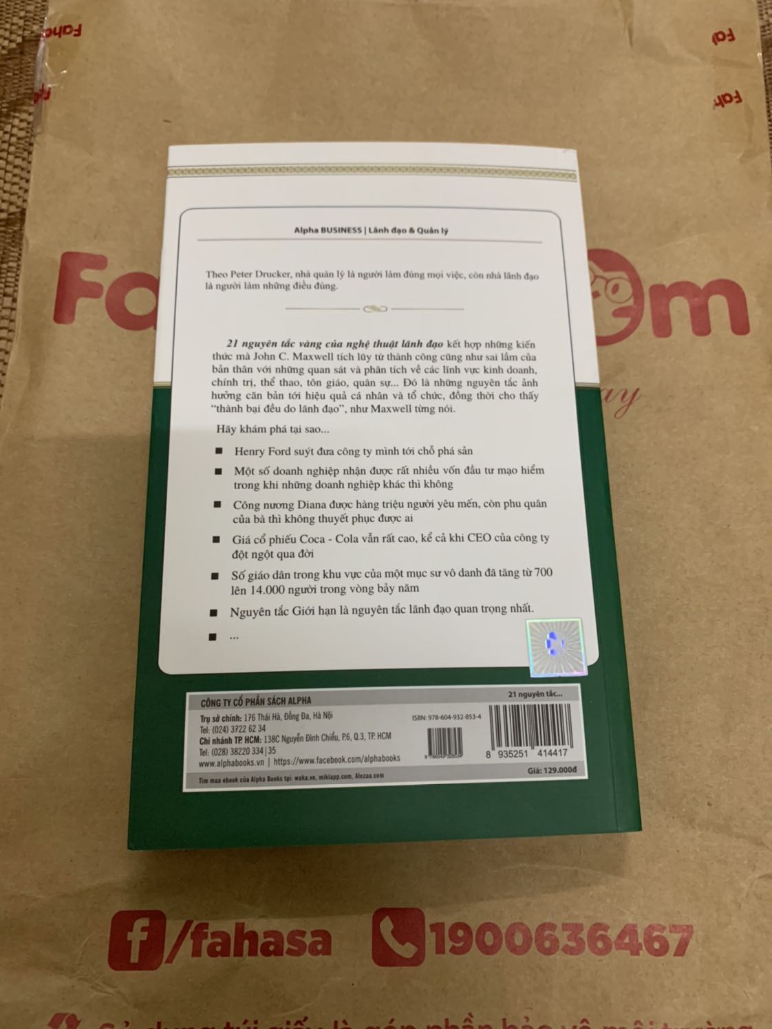 Điểm cộng ưng nhất là giao hàng sớm hơn thời hạn, mặc dù thời điểm mưa gió, dịch bệnh, không thuận tiện cho việc đi chuyển. Quy cách đóng gói cẩn thận, tỉ một (xốp bảo vệ, túi chuyên dụng, nhãn mác mô tả sp đầy đủ), còn về chất lượng sách thì chuẩn (tem chống hàng giả anphabooks). Thế là quá đủ cho một dịch vụ, còn nội dung sách do mình chọn... miễn bàn ???
