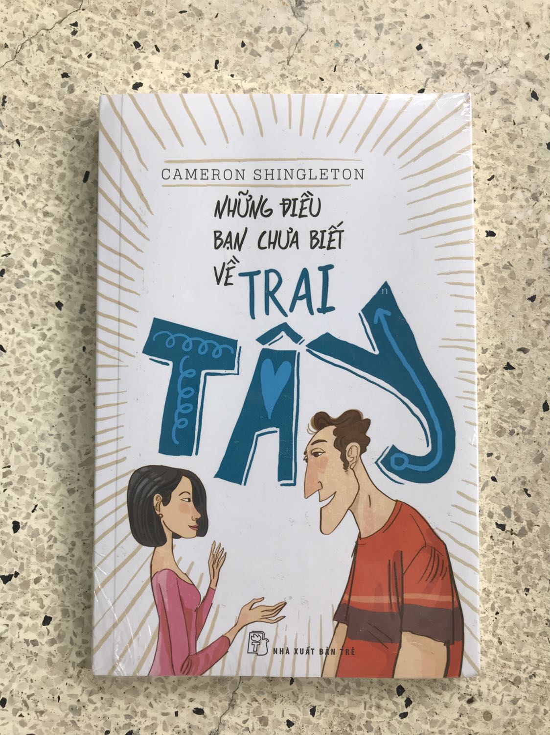 Bình thường. 

Đã đọc xong và đây là nhận xét về sản phẩm: Sách có thể không dành cho những bạn thuộc cộng đồng LGBTQ+ vì có vài chỗ tác giả có vẻ kỳ thị ***: Ví von phát âm của người Pháp giống ***, bảo là gái Ta không thể trò chuyện với trai Ta về chủ đề làm đẹp vì nếu có thì trai Ta là gay.

Sách nhiều đoạn cực kỳ tối nghĩa vì đặt từ lộn xộn sai cú pháp. 

Thay vì giới thiệu nhiều hơn về văn hoá, tính cách của trai Tây thì tác giả nhận xét rất nhiều về gái Ta, trai Ta. Tuy nhiên qua đây thì có thể thấy được trong mắt tác giả (trai Tây) thì người Việt như thế nào (dù cái nhìn có vẻ phiến diện).

Vài đoạn khiến mình bật cười vì dí dỏm và cũng có nhiều đoạn có nhiều thông tin mới mẻ. Nên quyển sách này không quá tốt cũng không đến nỗi tệ. 

Mình đã kỳ vọng hơi cao nên khá thất vọng. Nếu tác giả là người có tư tưởng tiến bộ hơn, vì tên sách không chỉ dành cho nữ giới mà còn cả cho người *** có người bạn đời là trai Tây nữa, thì hay biết mấy…

Sản phẩm được đóng gói kỹ.