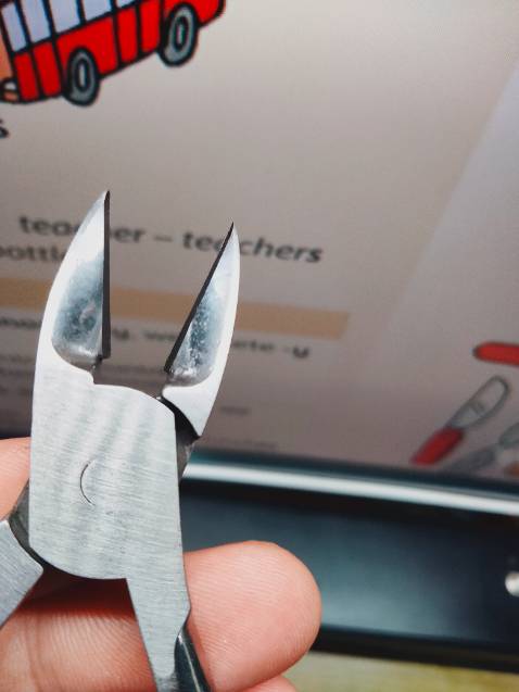 Kềm ổn nhé mọi người, phần lưỡi không láng lắm, phần cắt không có vấn đề. Hợp để cắt móng cái.

Cập nhật: trung bình mình dùng mỗi tuần một lần thì vài lần đã bung cán rồi. Cán chỉ gài vào chứ không thấy vết dán hay ghim ốc gì cả