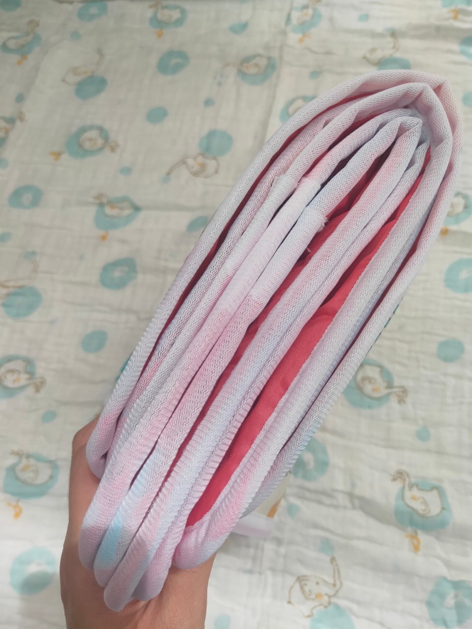 Lần đầu mua hàng trên tiki hài lòng quá sản phẩm nhận được đúng như mô tả. Tất lót mềm mại, màu sắc sinh động phù hợp với các bé. Phần đế lót dày dặn mình kiểm tra thử đổ nước thì không bị thấm xuống dưới nệm. Tiki gói hàng kỹ nhân viên giao hàng vui vẻ nhiệt tình.