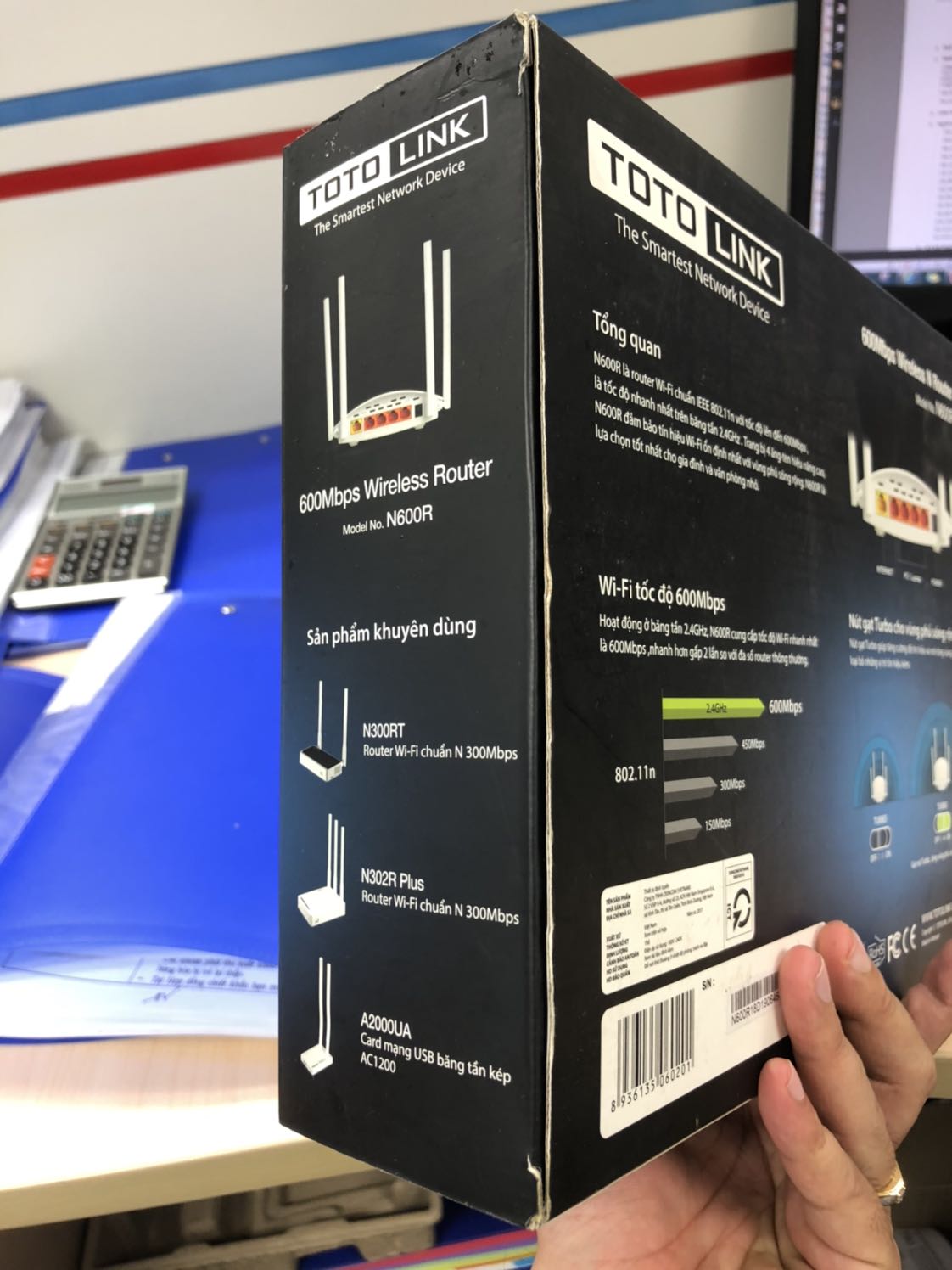 - Hộp rất cũ, không có bọc nilon, bị rách ở hầu hết các góc mép, không có 1 tem dán nào ở bên ngoài.
- Bao bọc máy bị rách, hình thức xấu, gây phản cảm.
- Tờ hướng dẫn bị gấp, nhăn góc