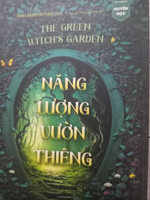 Quyển sách nói về cách chăm sóc một khu vườn dành cho những người thực hành tâm linh dựa vào tự nhiên. Sự gắn kết năng lượng giữa người hành thiền và khu vườn của mình. Những điều sách hướng dẫn có thể là điều không tưởng ở thực tại, nhưng những ai đang tìm hiểu về huyền học và muốn ứng dụng nó để chữa lành chính mình thì nên có 1 quyển trên kệ sách của mình. Hãy đọc thật chậm và suy ngẫm