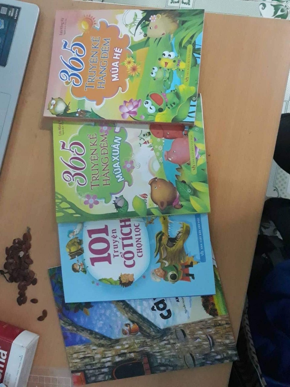 1,Giao hàng nhanh, đặt hàng chiều thứ 5, hẹn thứ 2 đến thứ 4 có hàng mà thứ 7 đã nhận được
2. Hộp đừng sách về bị móp méo nhưng k ảnh hưởng đến sách bên trong.
3. Chất lượng sách ok: sách mới, in đẹp, chất lượng giấy tốt. 
TRƯỚC NAY MUA SÁCH MÌNH LUÔN LỰA CHỌN TIKI, TIN TƯỞNG SÁCH CỦA TIKI LẮM,  MÌNH 3 NĂM TRỞ LẠI ĐÂY MÌNH MUA 1.5 triệu TIỀN SÁCH TRÊN TIKI RỒI. ỦNG HỘ SÁCH CỦA TIKI DÀI DÀI.
Mình chả được nhận cái gì từ tiki đâu, chỉ là con mọt sách, mình ít khi bl trên đây lắm,  mình viết đây để ai có ý định mua sách của tiki thì cứ tin tưởng nhé.
lần này mình mua 4 quyển - cả 4 quyển đều ưng ý luôn, mình có hình ở dưới đó, nhưng chỉ để lại bl ở quyển này thôi. viết hết cả 4 quyển thì mệt lắm.
chúc các bạn mua hàng được vừa ý nhé.