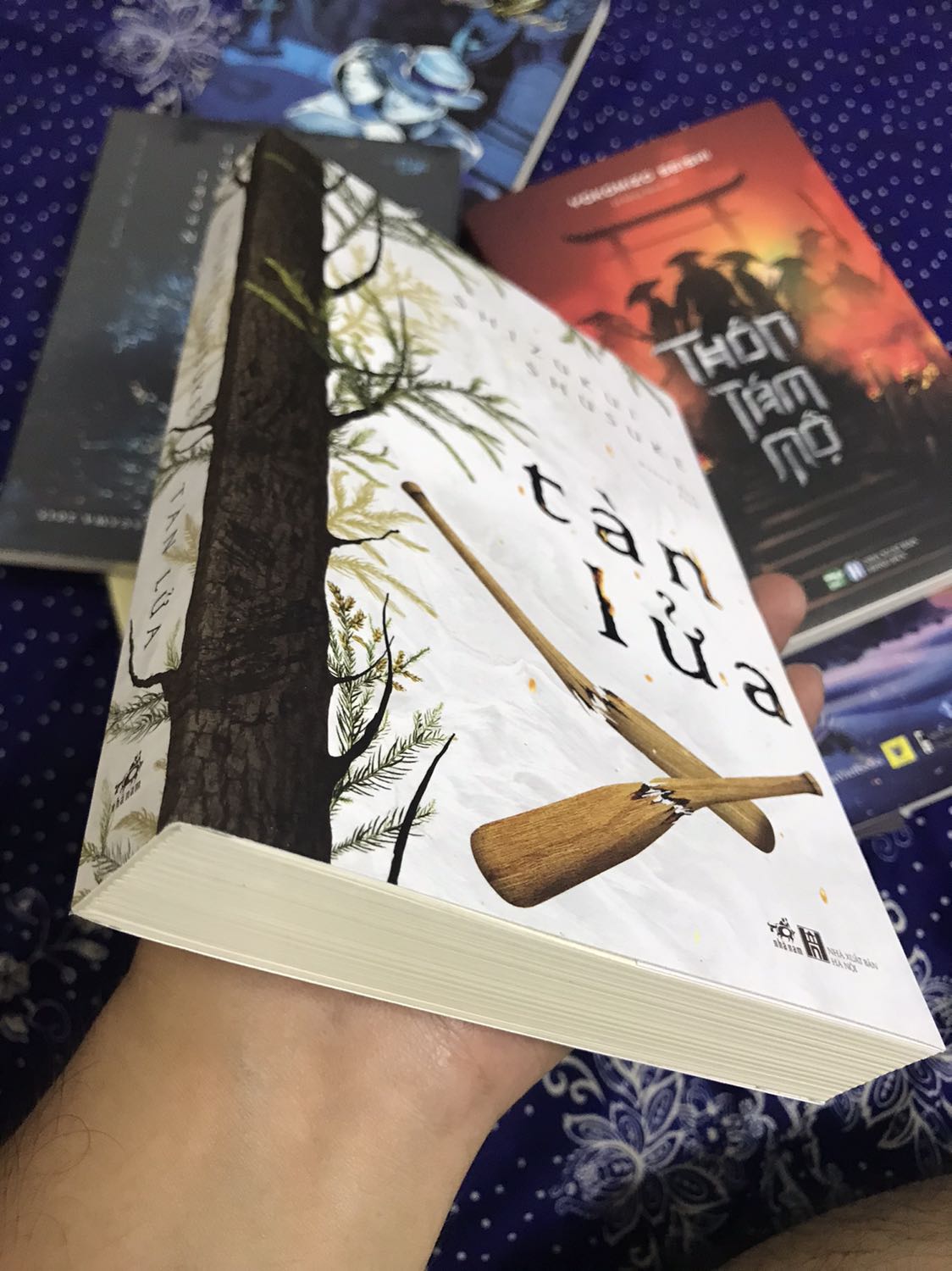 Một số mọt trinh thám nói rằng, nếu sách của tác giả này đến với độc giả Việt Nam sớm hơn thì chẳng ai biết đến Keigo. Là người cuồng Keigo, tôi hơi khó chịu đến lời đồn đại này, và quyết định đọc nó để cảm nhận được chuẩn xác nhất một cách khách quan nhất. Thật lòng, sách rất hay. Tác giả viết chắc tay, cốt truyện không mới nhưng mạch lạc, các mối quan hệ của các nhân vật trong sách được viết rất chi tiết, tỉ mỉ.

Tôi đã rất thích cái kết mở của Tử Kim Trần trong truyện Đứa Trẻ Hư, hay cái kết có vẻ thông cảm cho dã tâm, tội ác của yukiho (Bạch Dạ Hành) mà Keigo đã lựa chọn. Nhưng nếu cả 2 tác giả gạo cội của văn học trinh thám Trung Quốc và Nhật Bản này mà đọc cuốn Tàn Lửa của Shusuke này trước, thì chưa chắc đã viết 2 cái kết đầy bao dung như thế. Trong Tàn Lửa, khi cái ác không bị tiêu diệt tận gốc, sự phán xét còn mang tính nhân văn phiến diện đối với cái ác, niềm tin hướng thiện bị đặt nhầm chỗ, nhầm người thì, cái ác, như đốm lửa tàn, khi được thổi bùng lên thì sự huỷ diệt của nó rất đáng sợ.

Dù rằng, Tàn Lửa của Shusuke có xuất sắc như thế nào, có đánh chiếm được vị thế của Keigo như Musso từng đánh chiếm vị trí số 1 của Mac Levy không. Nhưng, chắc chắn Tàn Lửa là một tiểu thuyết trinh thám phân tích tâm lý hay, rất đáng đọc nha các bạn. 

Tiki ship đúng hẹn, sách mới coong, đóng gói không có xốp chống sốc, gáy bị dúm nhẹ.