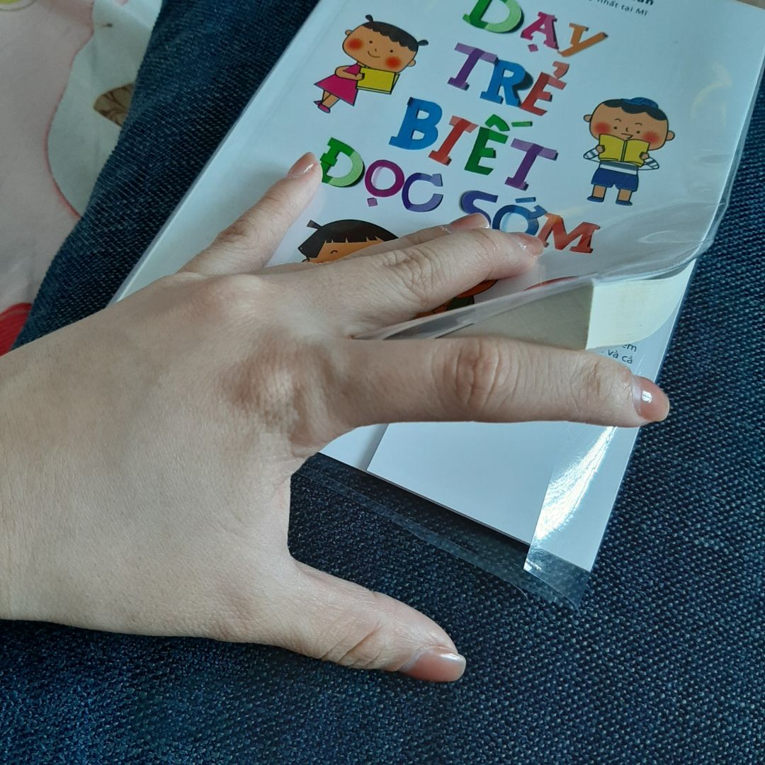 Mình đã đặt mua rất nhiều sách ở tiki nhưng chưa bao giờ thấy thất vọng như lần này. Đơn hàng của mình có yêu cầu bọc bookcare nhưng khác với mọi lần, 2 quyển mình đặt lần này bọc sách lỏng lẻo, khi mở ra đã bong hết các góc. Vì mình rất coi trọng hình thức và việc giữ gìn sách nên đề nghị Tiki xem lại và có biện pháp đổi trả giúp.