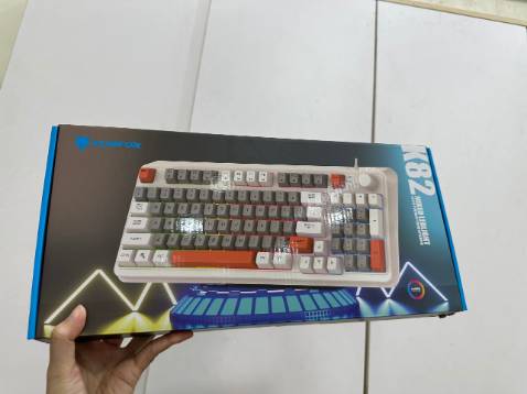 Bàn phím đẹp, có thể điều chỉnh âm thanh bằng nút vặn, bàn phím giả cơ nhưng âm thanh rất êm, giao hàng nhanh chóng. Bàn phím đẹp, có thể điều chỉnh âm thanh bằng nút vặn, bàn phím giả cơ nhưng âm thanh rất êm, giao hàng nhanh chóng.