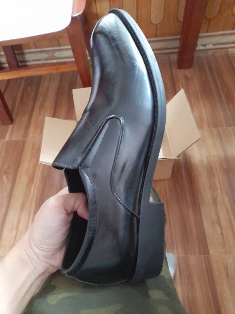 Cận tết mà tiki giao hàng rất nhanh. Giày đẹp, so với mức giá săn sale chưa tới 500k thì quá ổn. Nếu bền sẽ quay lại mua tiêpd