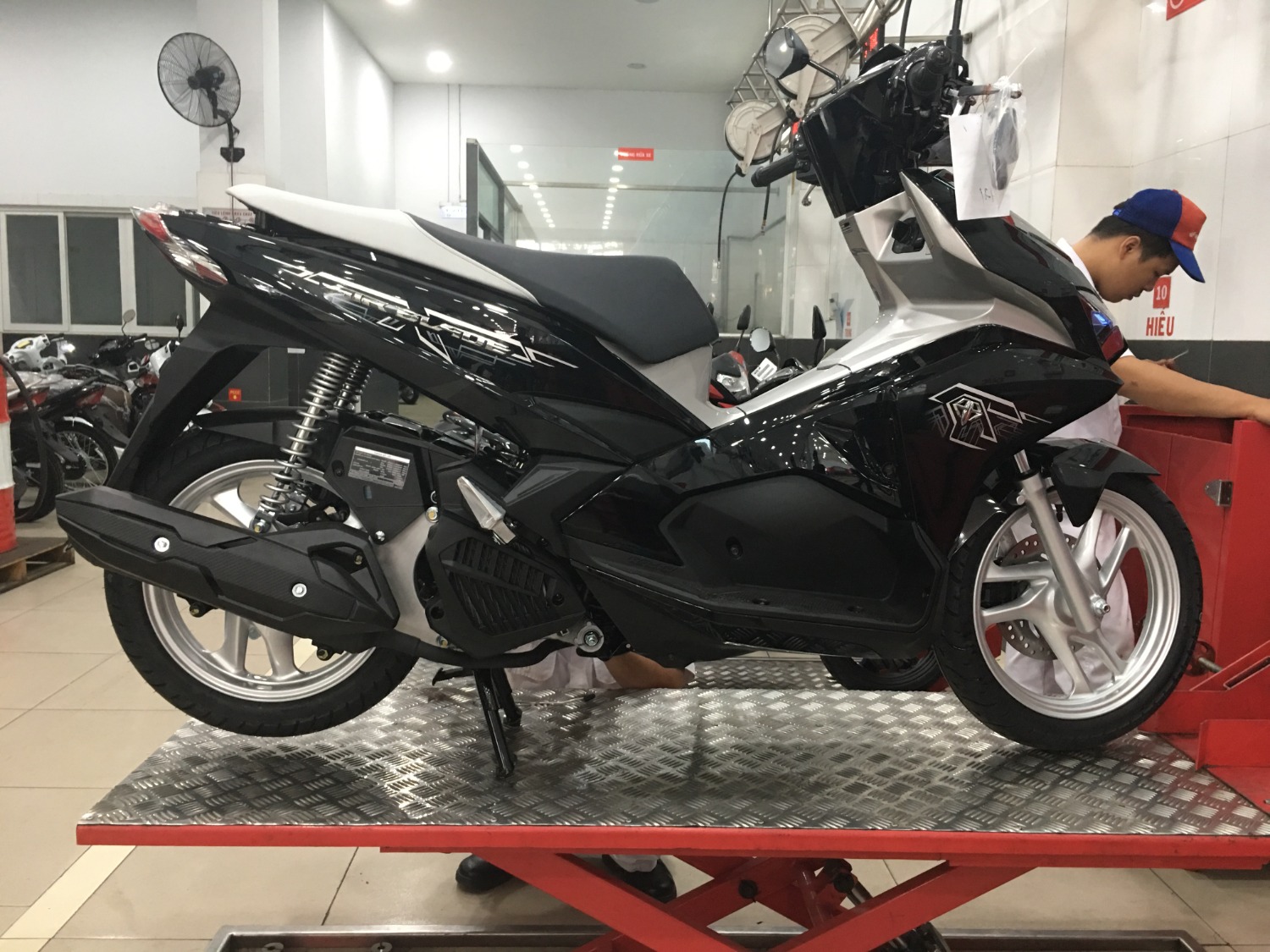 Mình đã mua gộp 2 phiếu để lấy chiếc này đây. Dịch vụ cơ bản ok, quà tặng kèm đầy đủ, tặng bảo hiểm xe 1 năm, có hỗ trợ làm biển số, giấy tờ ở tỉnh. Chỉ việc mang xe về chạy và mang ra bảo dưỡng định kì là ok. Cám ơn tiki support dịch vụ tốt nha, vừa chuyển tiền sau 1 tiếng là bên Head đã gọi xác nhận ra lấy xe luôn rồi.