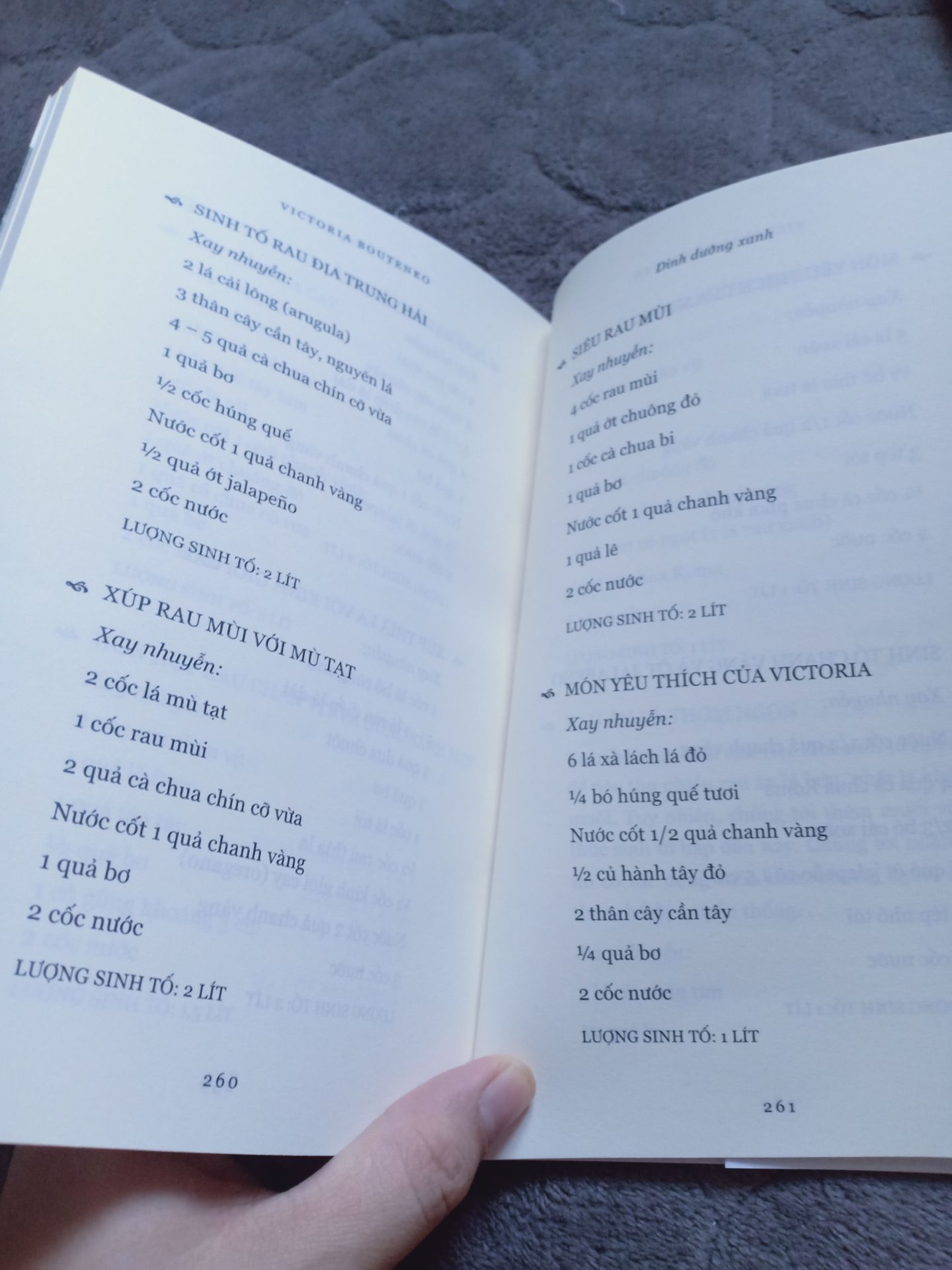Sách của tiến sĩ nên hơi nghiêng về phân tích khoa học nha. Cuối sách có một số công thức sinh tố, pudding trái cây, rau xanh.... Giấy in màu vàng tối. Mua lâu rồi nhưng quên đánh giá sản phẩm.