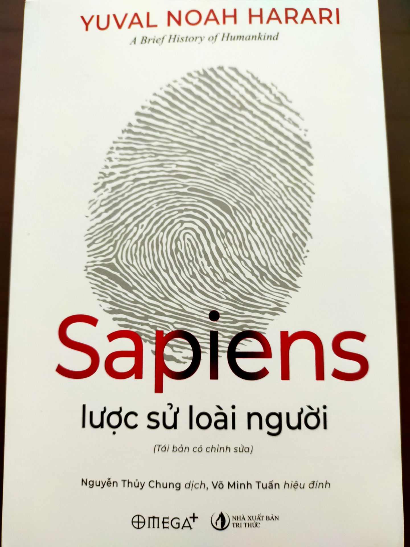 Giao hàng sớm hơn dự kiến, người giao hàng vui vẻ, sách khá chất lượng, có móp méo nhẹ nhưng không đáng kể.