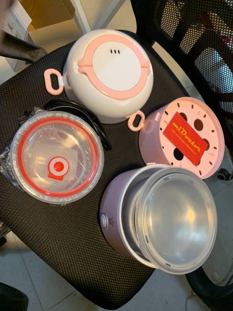 Hộp cơm nhận đc màu như này rất đẹp, có 3 khay đựng cơm, thức ăn và canh riêng biệt.
Độ nóng rất ok, cắm trc khi ăn tầm 20-30p là có cơm nóng hổi vừa thồi vừa ăn. Hàng giá cả rất tốt so với nhiều chỗ mình đã tham khảo. cám ơn Shop rất nhiều ạ