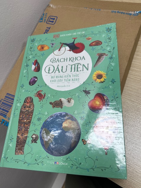Sách chất lượng tốt. Mà bị cong ở góc nên cho 4 sao