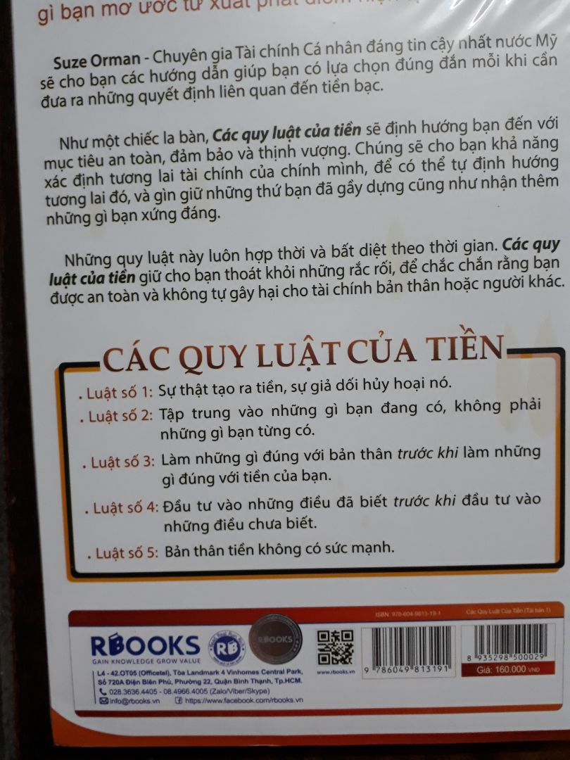 Không cứng nhắc như nhiều sách tài chính.Tác giả có kết hợp nhiều câu chuyện vào nội dung nên rất dễ đọc và gần gũi. Cách khai thác mối quan hệ với tiền dựa trên cảm xúc cũng rất mới lạ, nhưng hợp lý.