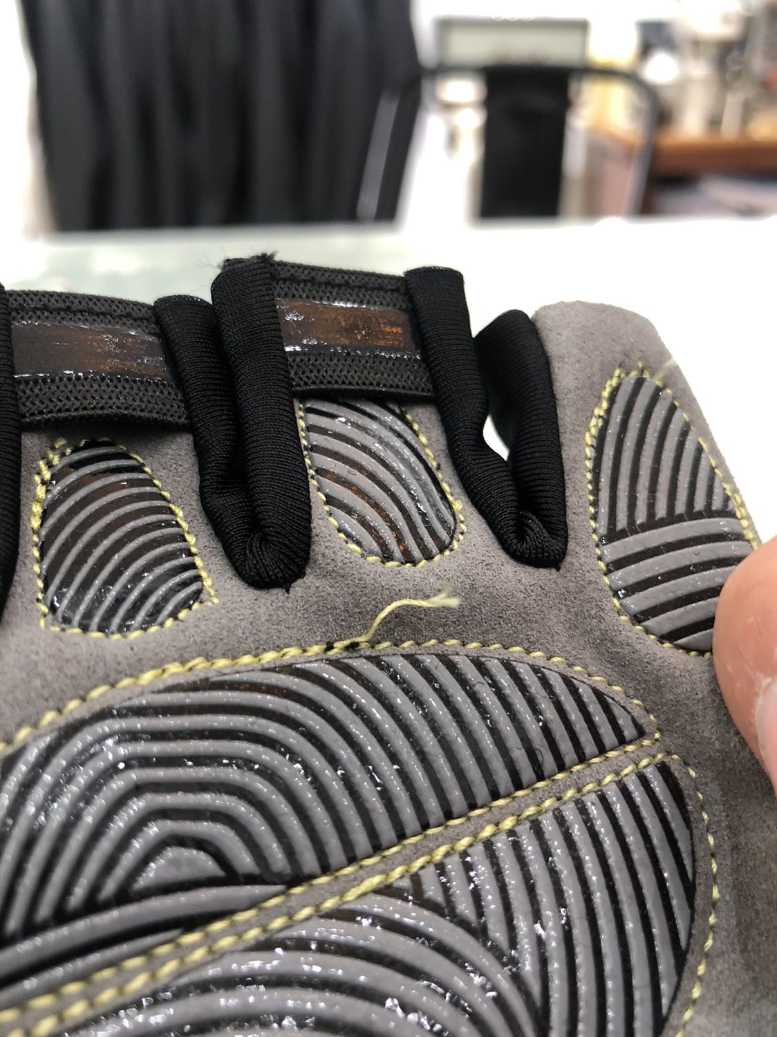 Review công tâm nha! Chỉ thừa nhiều, may lót cố định dầy, êm, chắc chắn. Chưa sử dụng nên không biết có bền không, khi nào bị rách bị bung còn chưa biết. Nhưng thiết kế đẹp và mình thích nên vẫn cho 4 sao.