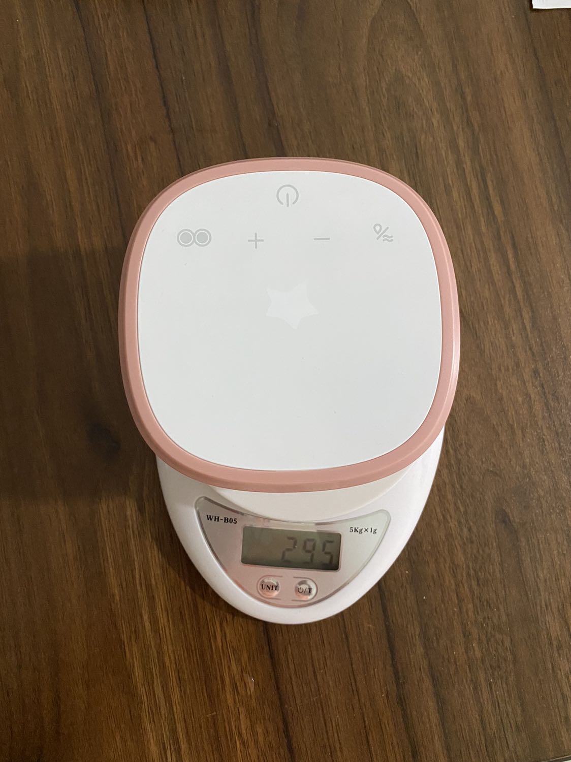 Ấn tượng ban đầu là màu máy hồng khá kute, sành điệu. Thân máy nhẹ, gọn. Khi sử dụng thì cực thích chế độ massage. Lực hút mạnh nữa. Mình có thể chỉnh theo khả năng của bản thân. Một điều thích nữa là phiên bản này tích hợp 2 phễu của phiên bản trước thành 1 phễu silicone dày mà mềm mại, giúp hút sữa xong phễu không dính sát vào ngực, lấy ra nhẹ nhàng mà không gây đau 1 tẹo nào. Với mức giá như vậy so với các hãng máy khác cùng tính năng thì quá là nên đáng mua. 
Các mẹ chú ý là phễu máy này là 27mm. Cần đọc lưu ý chọn kích thước phễu trước khi mua. Phễu vừa vặn với đầu ti sẽ không gây đau.