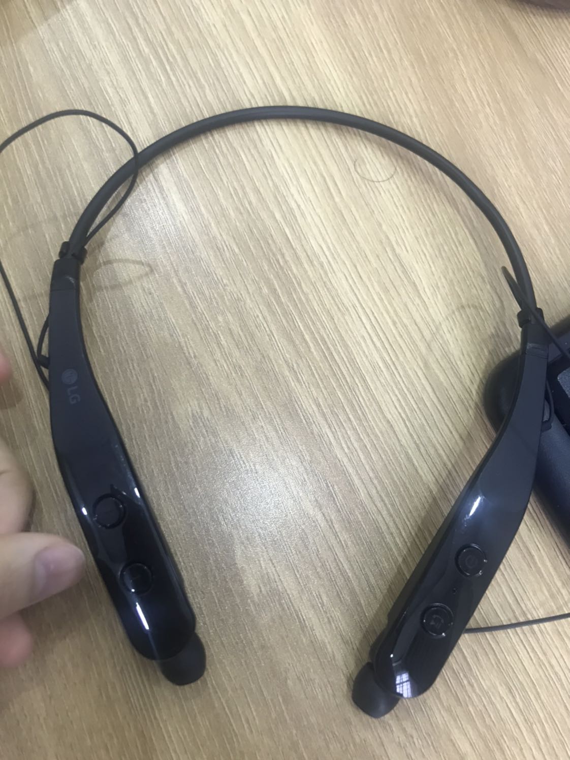 đầu căm tốt, cắm vào có bluetooth luôn. Khắc hẳn mấy cái 40k trên ***, chán kinh khủng
Nhưng chỉ bắt dc tai nghe bt nhỏ này của mình chứ tai nghe LG lại ko bắt dc 
Nhưng chắc do tai nghe chứ kp do đầu cắm
Còn độ bền hay ko chưa rõ, phải dùng đã
sẽ review lại sau đầu căm tốt, cắm vào có bluetooth luôn. Khắc hẳn mấy cái 40k trên ***, chán kinh khủng
Nhưng chỉ bắt dc tai nghe bt nhỏ này của mình chứ tai nghe LG lại ko bắt dc 
Nhưng chắc do tai nghe chứ kp do đầu cắm
Còn độ bền hay ko chưa rõ, phải dùng đã
sẽ review lại sau