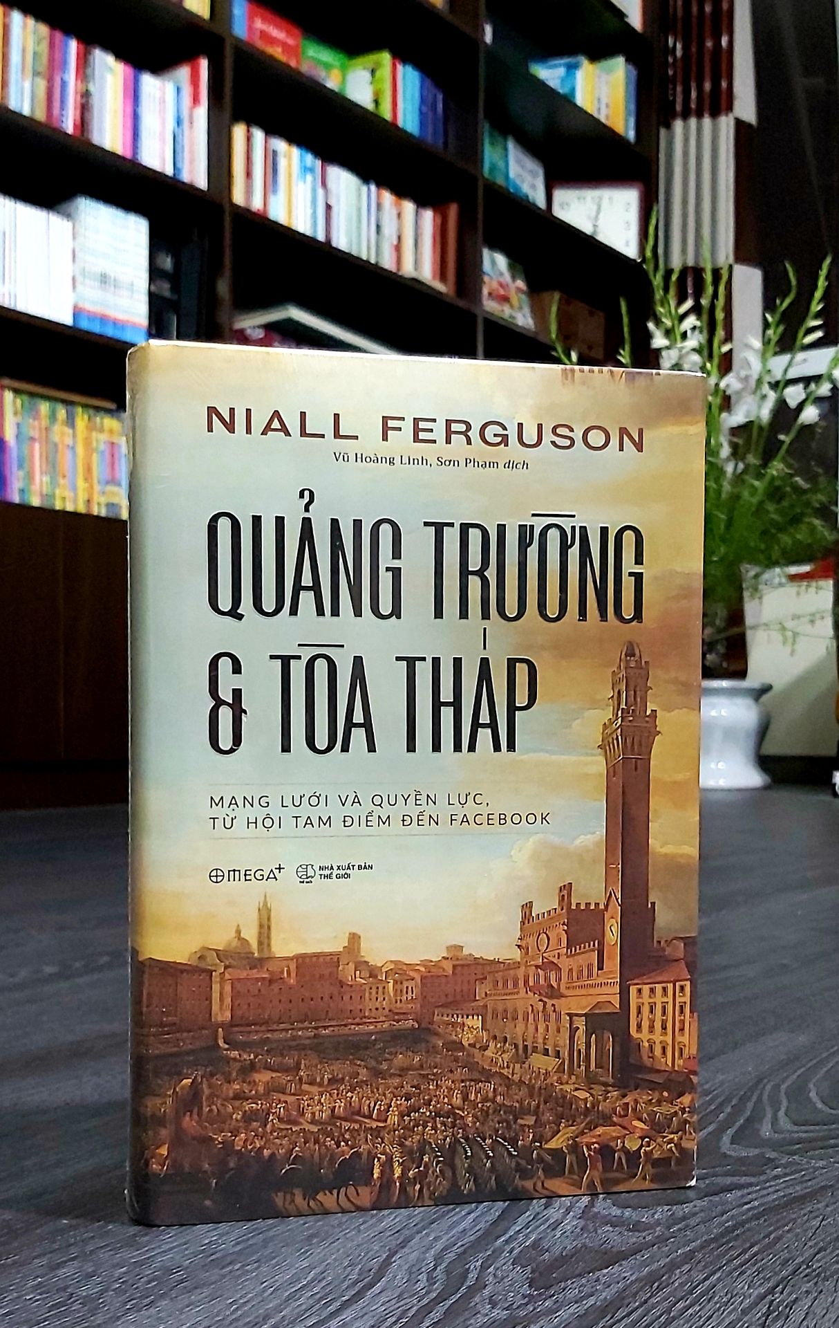"Thế kỷ XXI đã được ca ngợi là kỷ nguyên của kết nối mạng lưới, hiểu theo nghĩa công nghệ lẫn xã hội. Tuy nhiên, trong Quảng trường và tòa tháp, Niall Ferguson lập luận rằng các mạng lưới đã và luôn luôn đồng hành cùng chúng ta từ rất lâu đời cho đến tận thời nay, từ hình thái cấu trúc của bộ não đến chuỗi thức ăn, từ phả hệ gia đình đến khối cộng đồng tự do... Vì thế, cuốn sách này ra đời với tư cách một kháo sát về lịch sử tồn tại và hoạt động của các hệ thống mạng lưới trong xā hội con người, về căng thẳng giữa các mạng lưới phân tán và các trật tư thứ bậc vốn lâu đời như chính loài người và tồn tại bất chấp tình trạng công nghệ (mặc dù công nghệ có thể ảnh hưởng đến việc bên nào chiếm ưu thế), cũng như sự trở mình để vươn lên nắm lấy quyền lực tối cao trong một xã hội của những mạng lưới này, để từ đó có thể tác động làm biến chuyển và cải tạo các công đồng từ phạm vi cục bộ đến toàn cầu. Nhiều người ngày nay mắc sai làm khi nghĩ rằng Internet đã thay đôi bản chất thế giới. Tuy nhiên, theo một phán quyết đa số gần đây của Tòa án Tối cao Mỹ đã ghi nhận, Internet chi là "quảng trường công cộng hiện dại". Kỳ thực, công nghệ đến và đi. Thế giới vẫn là một thế giới của quảng trường và tòa tháp."
Nội dung và hình thức sách đẹp, dịch vụ tốt và nhiều ưu đãi. Mình mua được giá ui thương (164k). Sách được bọc cẩn thận và giao sớm 2 ngày. Like & Thanks!