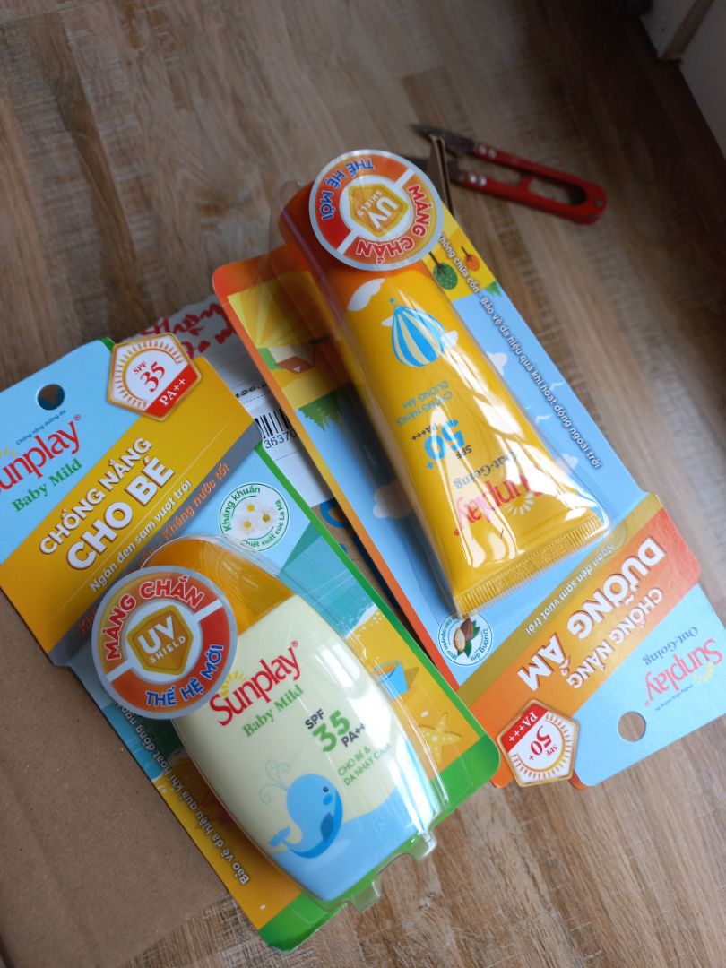 Giao hàng nhanh,đóng gói sp kĩ. SP dạng sữa, chai bé xíu 😅 , thấm nhanh,nhưng bết,để lại lớp dầu bóng nên mình ko rhichs lắm. SP cho bé nên mùi dịu nhẹ. Sẽ xài hết,nếu hợp sẽ ủng hộ