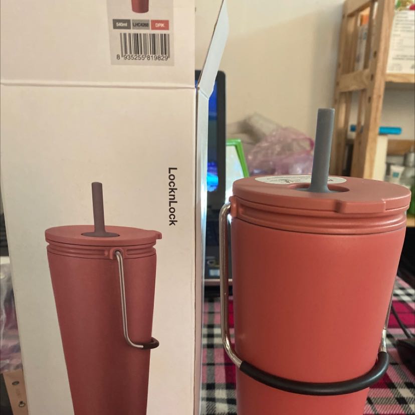 Sản phẩm dày dặn, quai cầm tiện lợi. Sản phẩm của hãng thì khỏi phải bàn về độ xịn sò rồi, mua được giá sale nữa thích mê. Tiki nay đã giao hàng siêu nhanh rồi, cải thiện dịch vụ rất nhiều. Shipper vui vẻ 😊😊😊