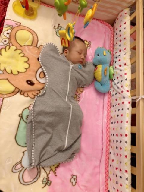 Em bé ngủ nhộng ngoan hẳn, mình đang tập dần cho bé ngủ nhộng, thấy bé rất hợp tác với loại này. Shop đóng gói kỹ, chất vải mềm mát và thấm hút mồ hôi tốt.