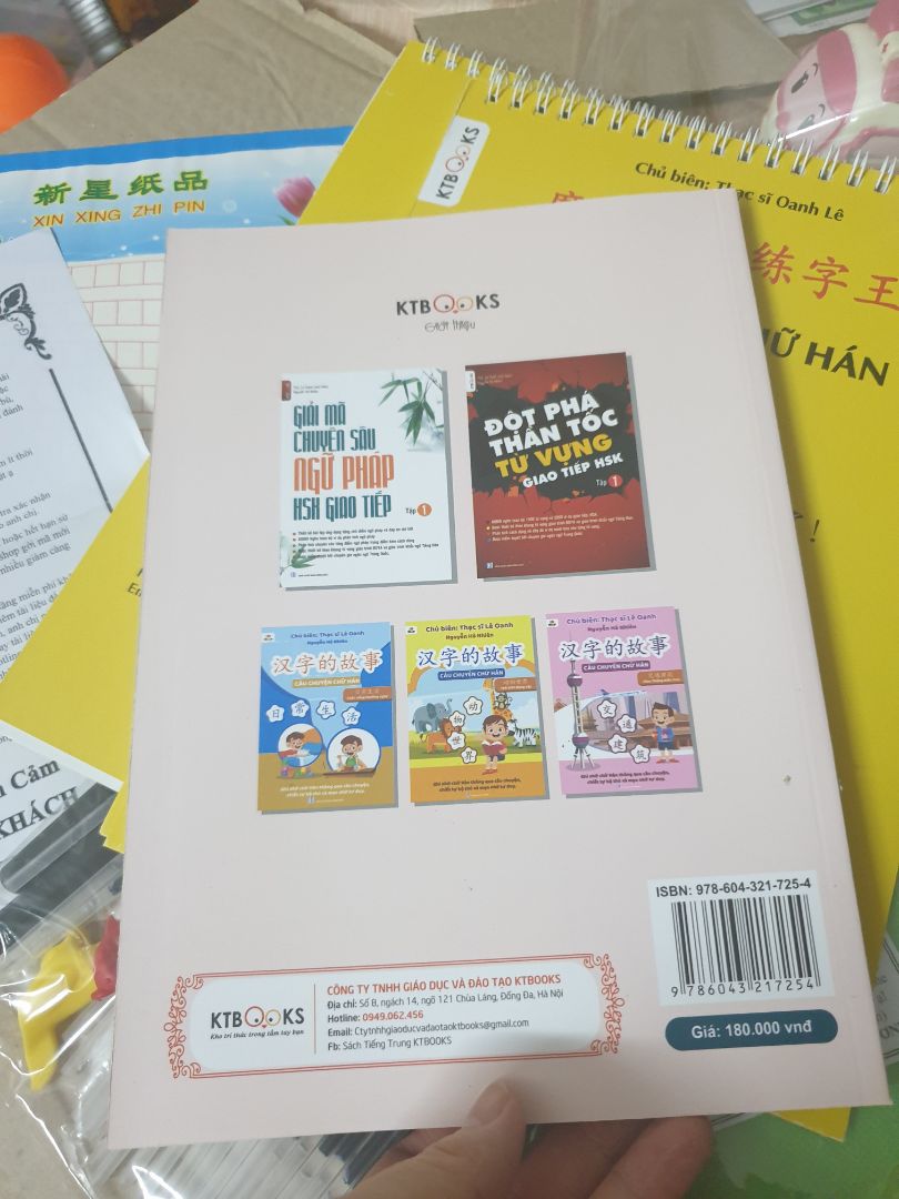 giao hàng nhanh chóng,sách có chất lượng,được tặng quà kèm theo như quảng cáo,nói chung là thích lắm lun,thấy là có động lực học hành lun,giá trên bìa sách và vở thấy cao mà giá săn sale thấy rẻ quá trời,chưa tới 200k,swx ủng hộ tiếp