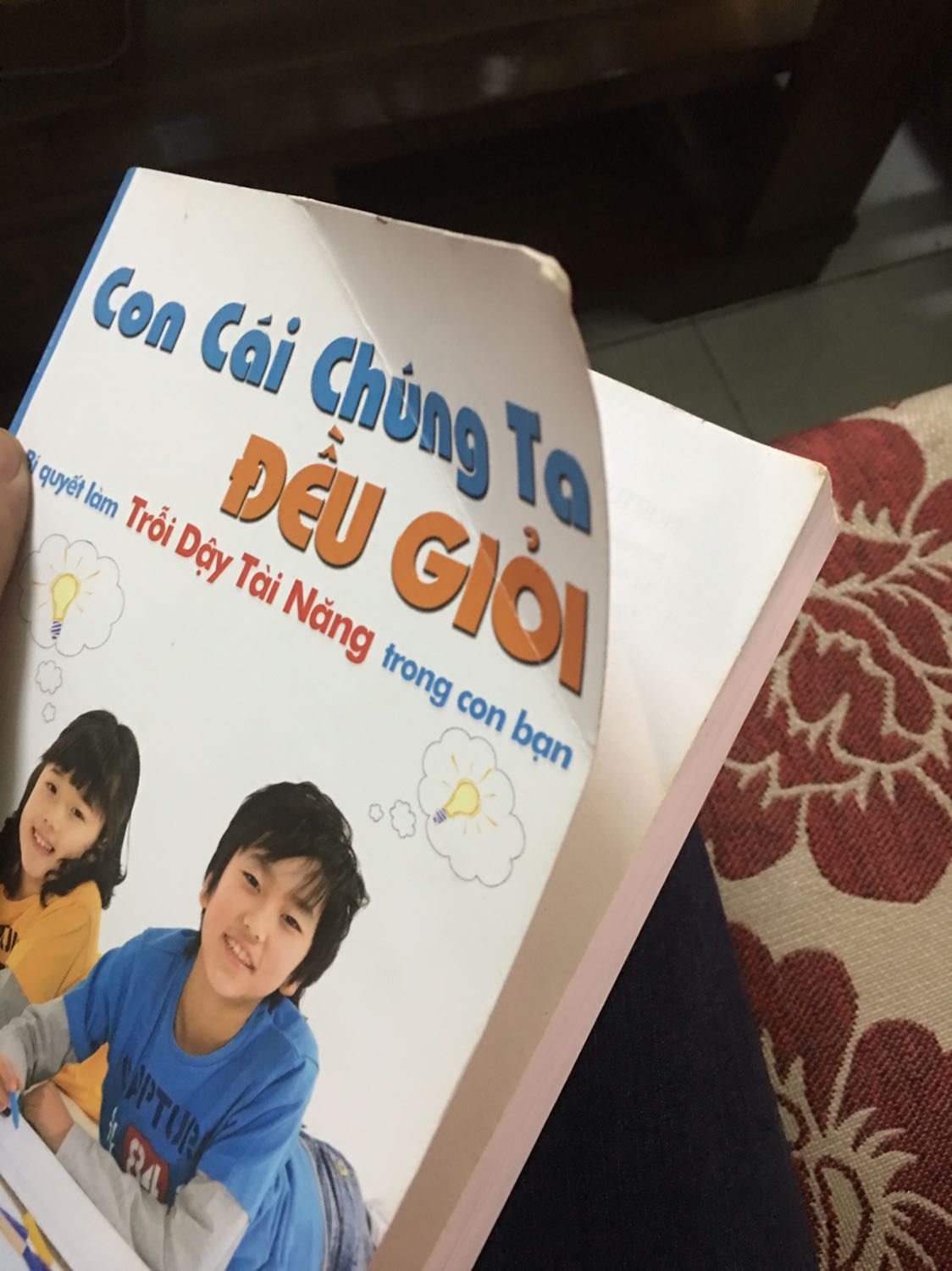 Bìa sách bị cong và bẩn. Hi vọng lần sau shop sẽ chú ý hơn