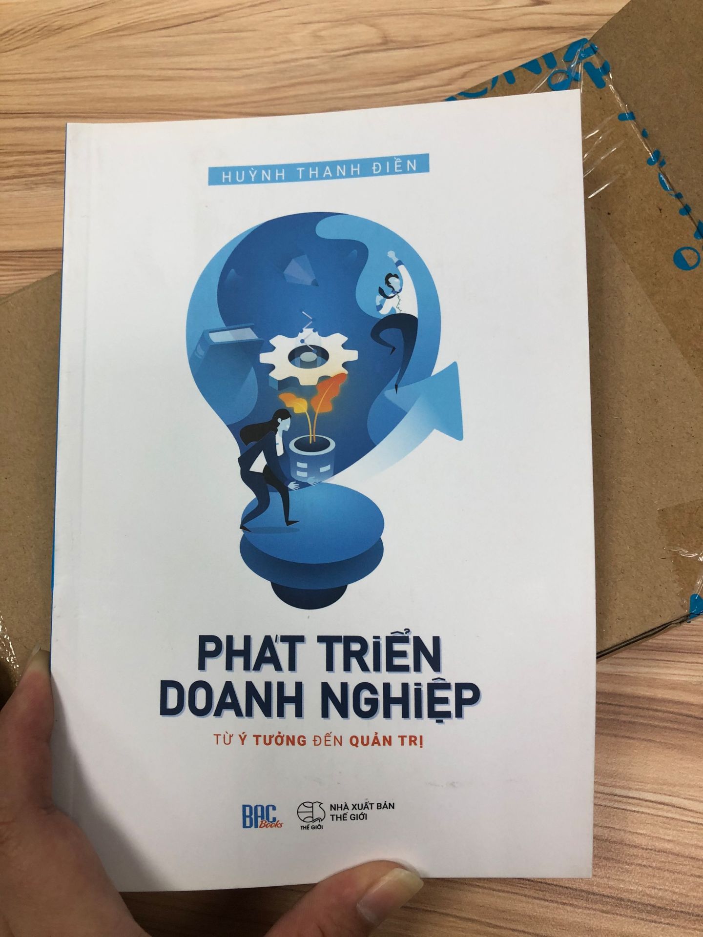 Recommend các bạn nên mua.
Sách cực kì hữu ích cho các bạn trẻ đang có dự định muốn khởi nghiệp. Tác giả viết cực kì chi tiết, mang năng lượng tích cực đến người đọc. 
Tiki giao hàng cực nhanh, bìa sách đẹp, chất lượng, hình ảnh rõ nét. Tác giả viết vô cùng thực tế với hiện tại, nhiều thông tin chia sẽ hữu ích dành cho mình trong quá trình trang bị hành trang khởi nghiệp. Mình sẽ tiếp tục ủng hộ tác giả trong những tác phẩm tiếp theo.