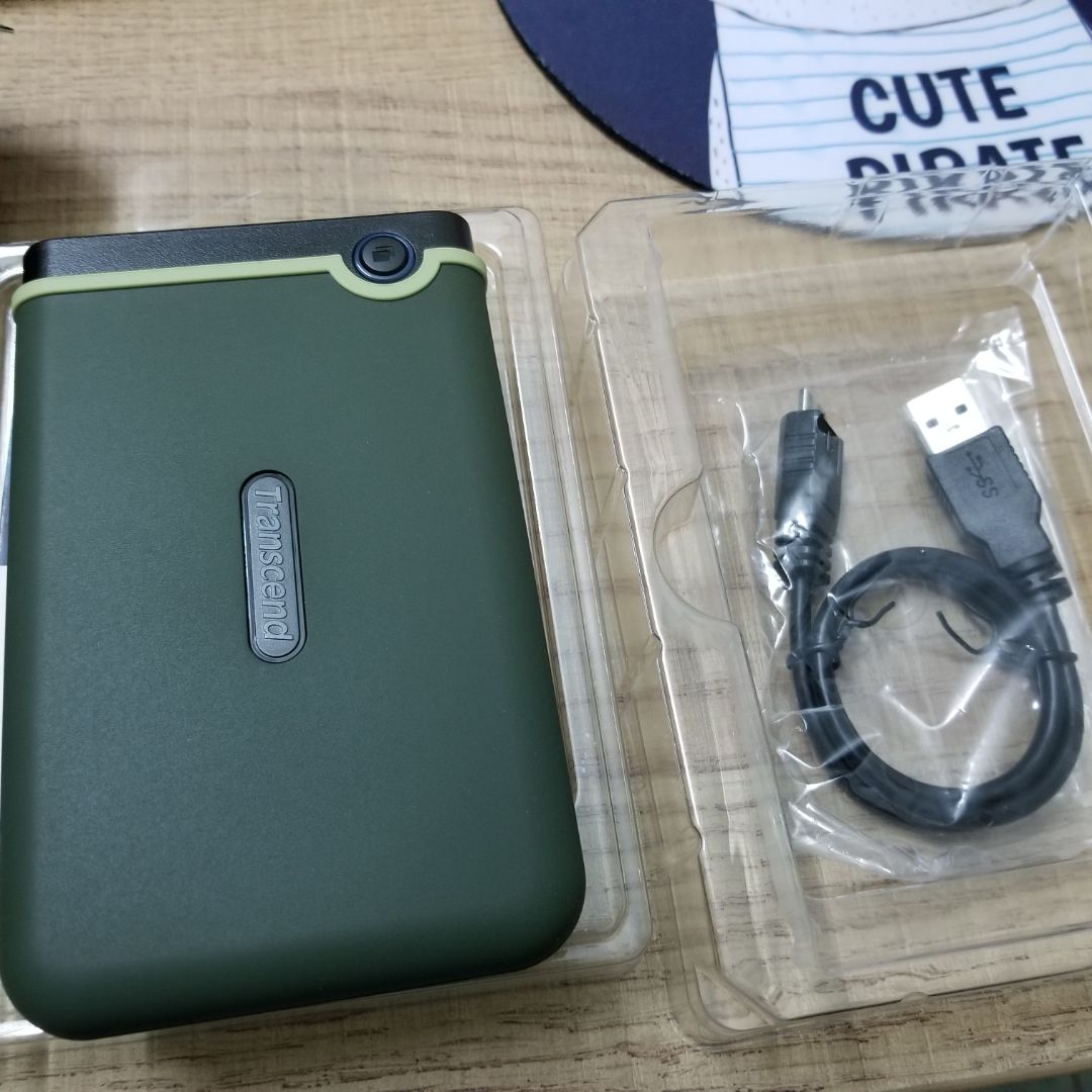 tiki giao hàng nhanh, bọc gói cẩn thận. Ổ cứng với chất liệu nhám bên ngoài, tạo cảm giác chắc tay. Lần đầu sử dụng thương hiệu này nên chưa review đc. Tốc độ chép file tương đối ổn.