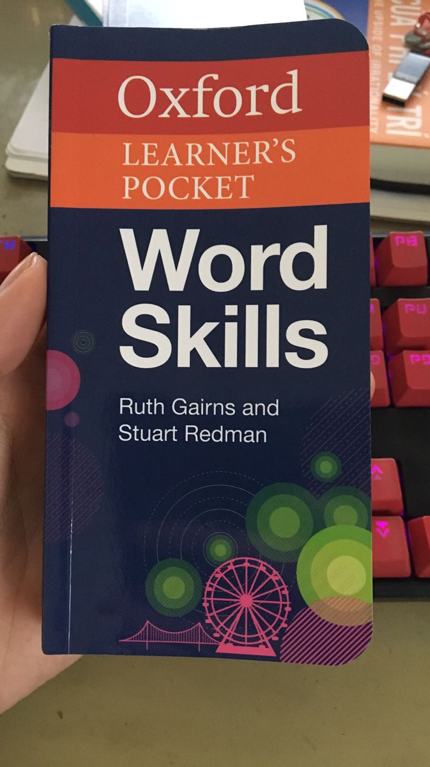 Giấy đẹp, kích thước nhỏ gọn, tiện tra cứu! Mình chỉ không thích cách vẫn chuyển sách của Tiki! Vận chuyển chưa hẳn nhanh, nhưng quan trọng là chất lượng, cảm giác như quyển sách bị quăng quật, đè, dập, chưa gì đã sứt gáy! Hy vọng Tiki sớm cải thiện chất lượng dịch vụ vận chuyển!