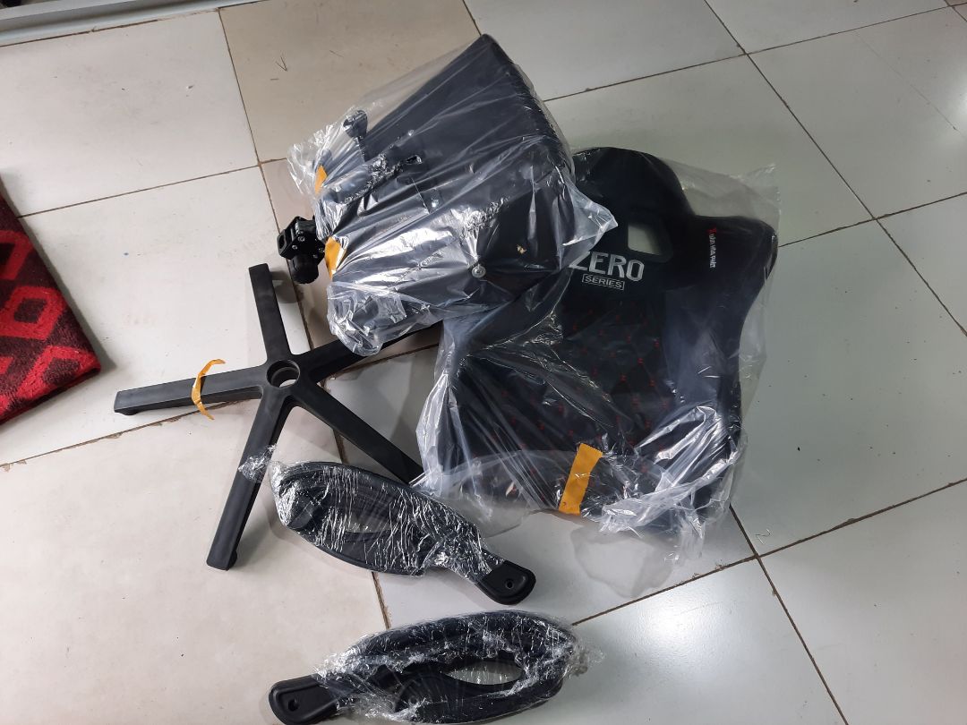 hộp rách nát, chân đế bám bụi có vết xước như hàng cũ. Chắc chắn sẽ ko mua lần 2 hộp rách nát, chân đế bám bụi có vết xước như hàng cũ. Chắc chắn sẽ ko mua lần 2