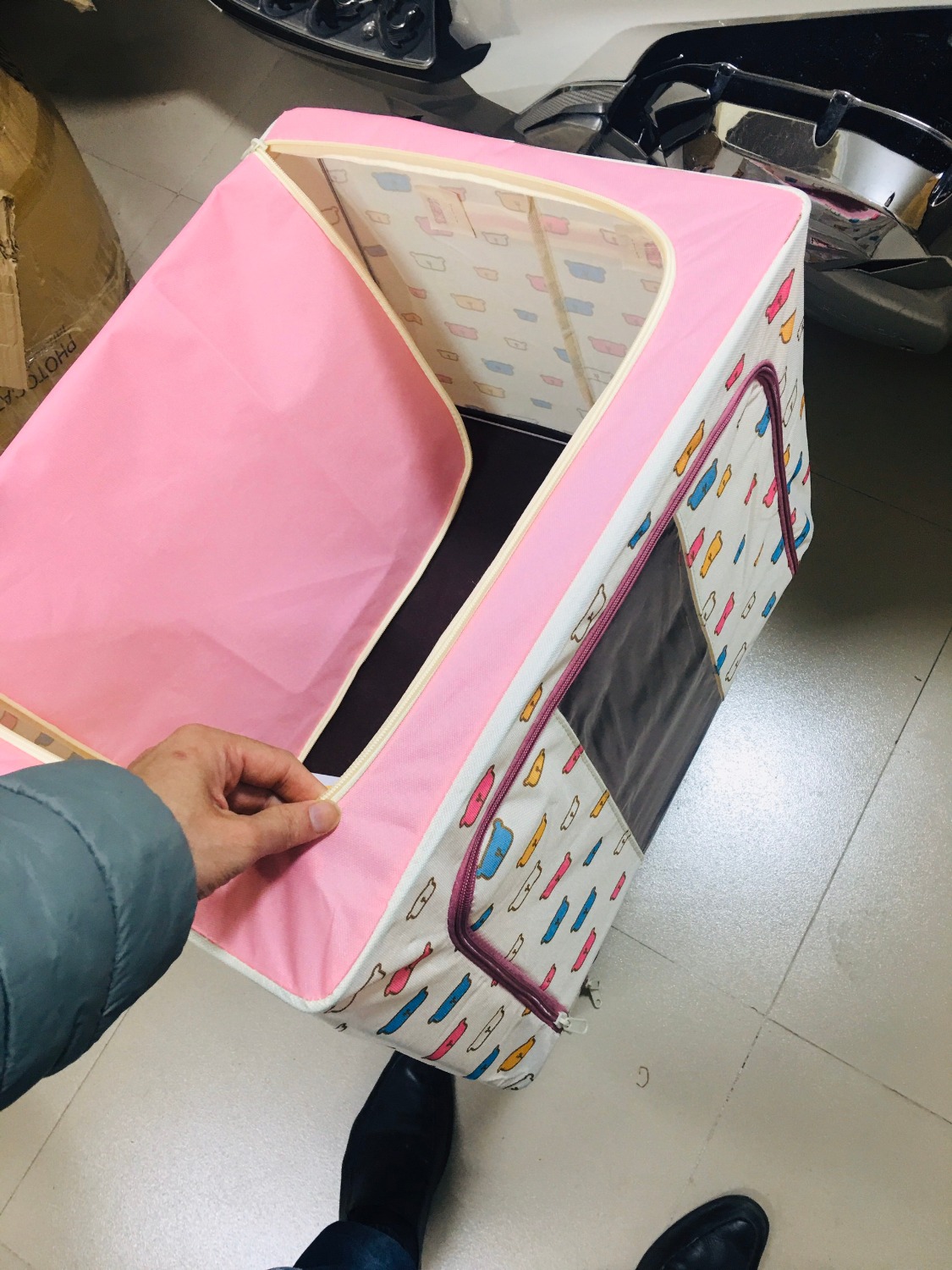 Sản phẩm này chắc chắn, hơn nhau ở khung sắt ấy, mình đặt khá cứng cáp, và vuông vắn nên chiếc hộp cũng vuông đựng đồ đạc rất tiện lợi,…. Màu xắc thì ngẫu nhiên nên tui muốn chọn màu xanh dương mà nó lại là mau hong, voi mau nau café…Nhưng nhin chung thì thấy ưng lắm, nó cx nhã nhặn nên ko sao. Dù sao thì để đươc nhiêu đô lắm. Sản phẩm này chắc chắn, hơn nhau ở khung sắt ấy, mình đặt khá cứng cáp, và vuông vắn nên chiếc hộp cũng vuông đựng đồ đạc rất tiện lợi,…. Màu xắc thì ngẫu nhiên nên tui muốn chọn màu xanh dương mà nó lại là mau hong, voi mau nau café…Nhưng nhin chung thì thấy ưng lắm, nó cx nhã nhặn nên ko sao. Dù sao thì để đươc nhiêu đô lắm.