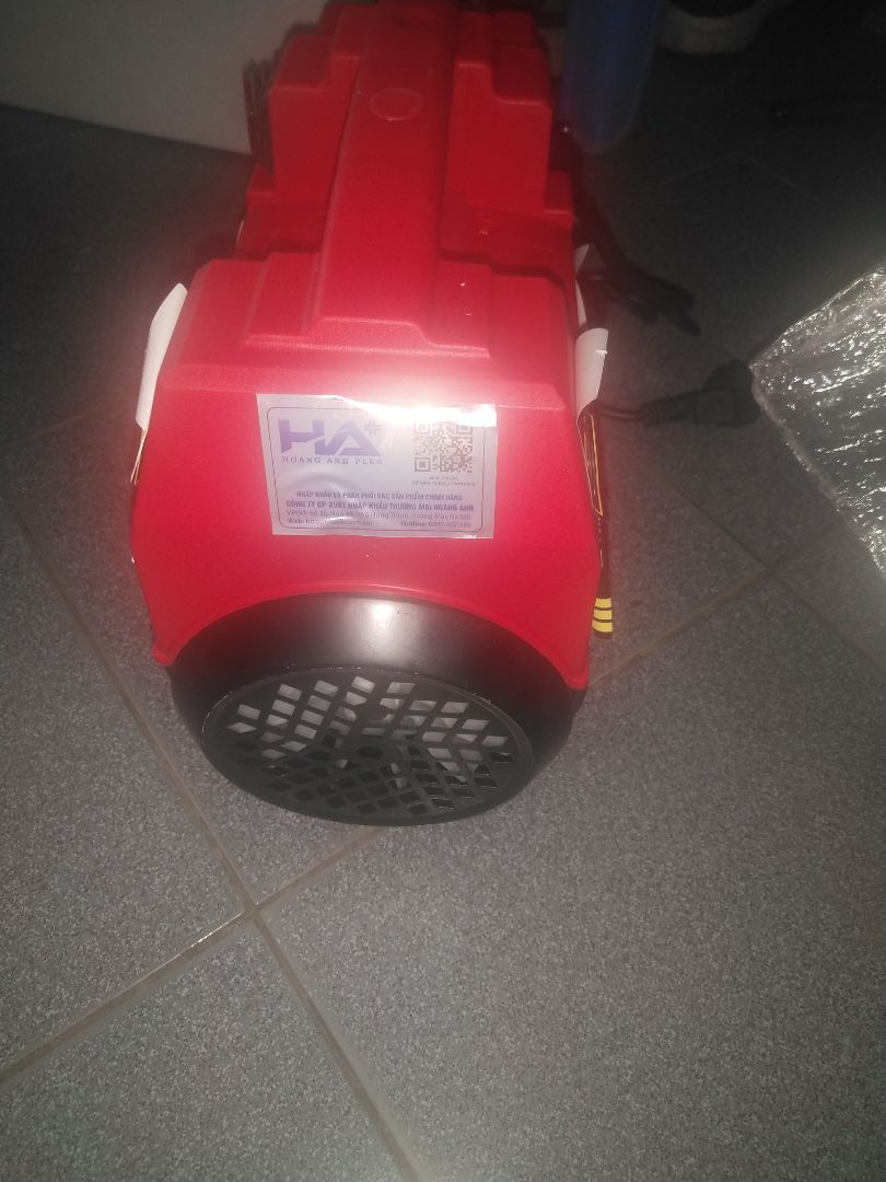 Tem dán bị bong gần rụng ra .dưới bụng máy có dầu nhớt sờ ướt tay chắc k phải dầu bảo quản .máy dùng mạnh.đủ phụ kiện như quảng cáo.  ok .bền thì chưa biết đc.