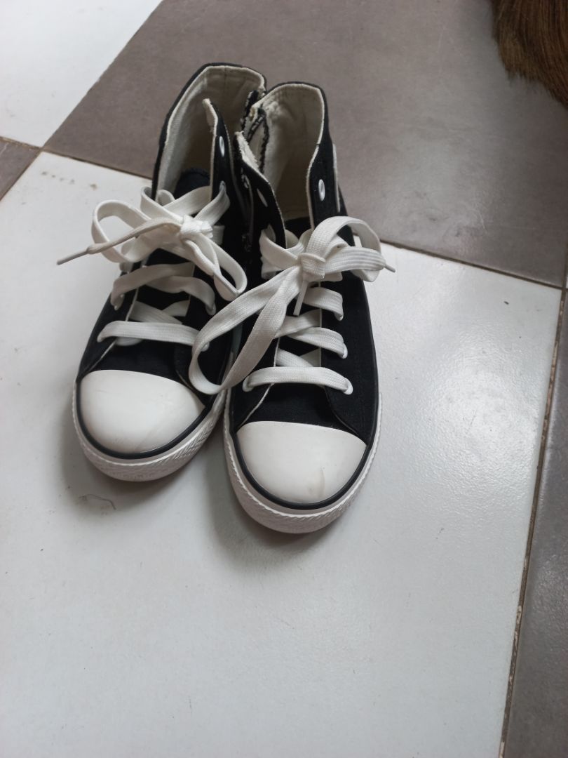 Mua 1 thời gian dài, đi rất em chân. Mãu mã rất đẹp và bển.Dhop giao hàng siêu nhanh⭐️⭐️⭐️⭐️⭐️⭐️⭐️⭐️⭐️⭐️