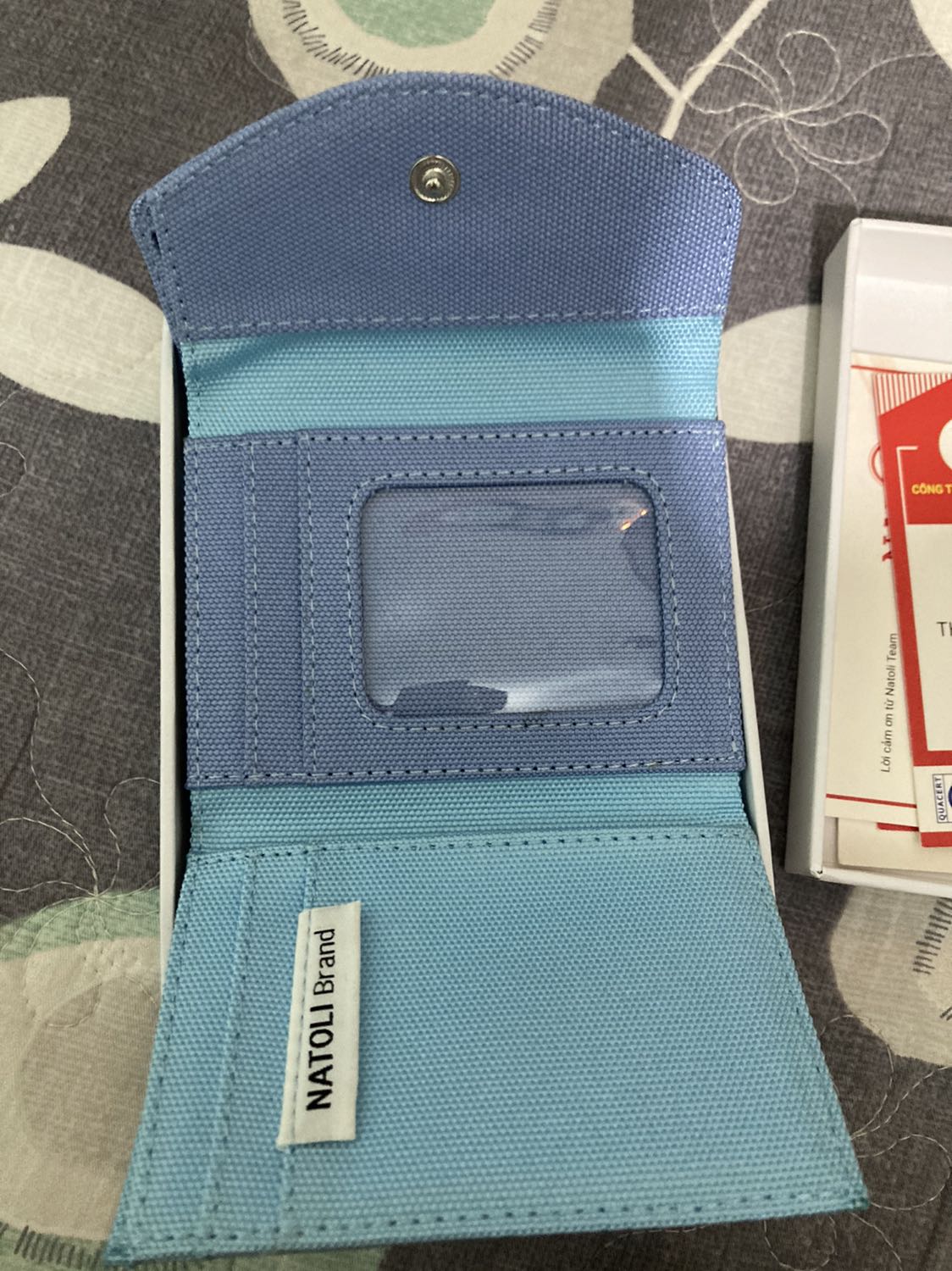 Sản phẩm nhỏ gọn, màu sắc, chất liệu , kiểu dáng giống hình
Giao hàng nhanh, đóng gói rất cẩn thận